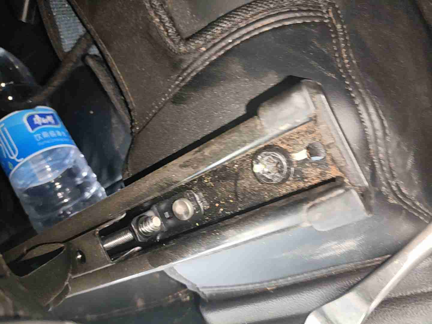 右前座椅滑轨拆卸痕迹实拍