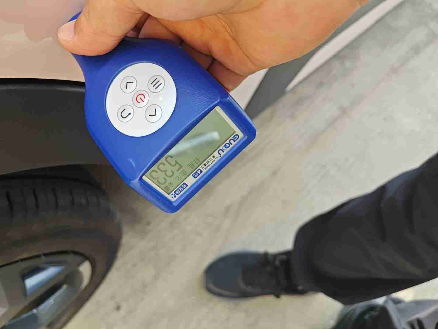 右侧后门钣金喷漆痕迹实拍