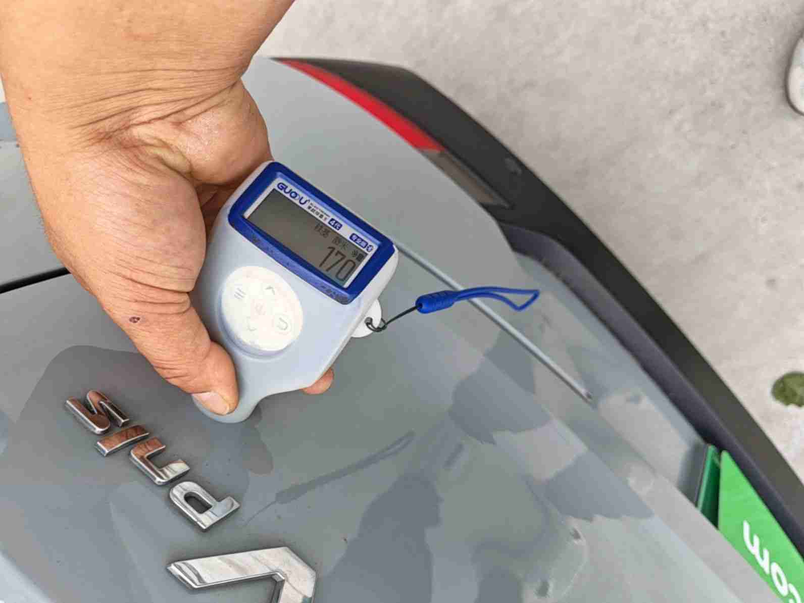 后备箱盖喷漆修复部位实拍