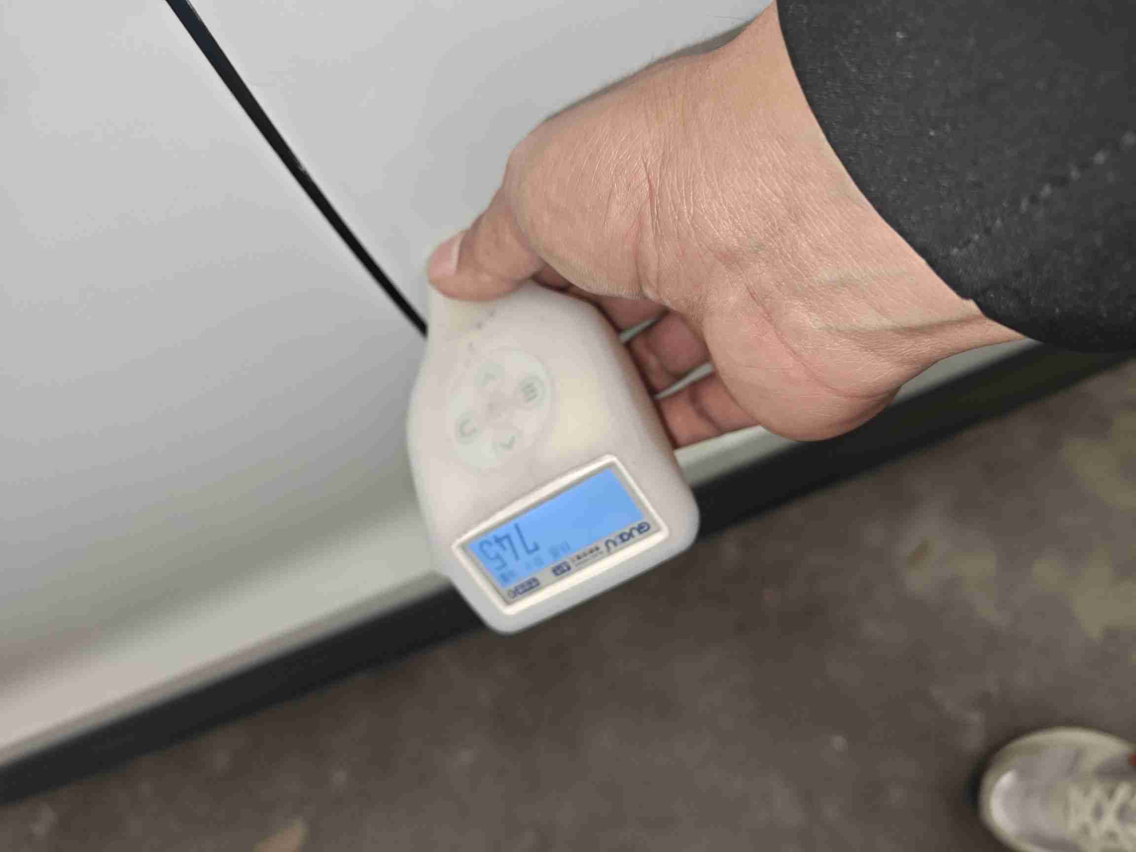 左侧后门漆面钣金修复痕迹特写