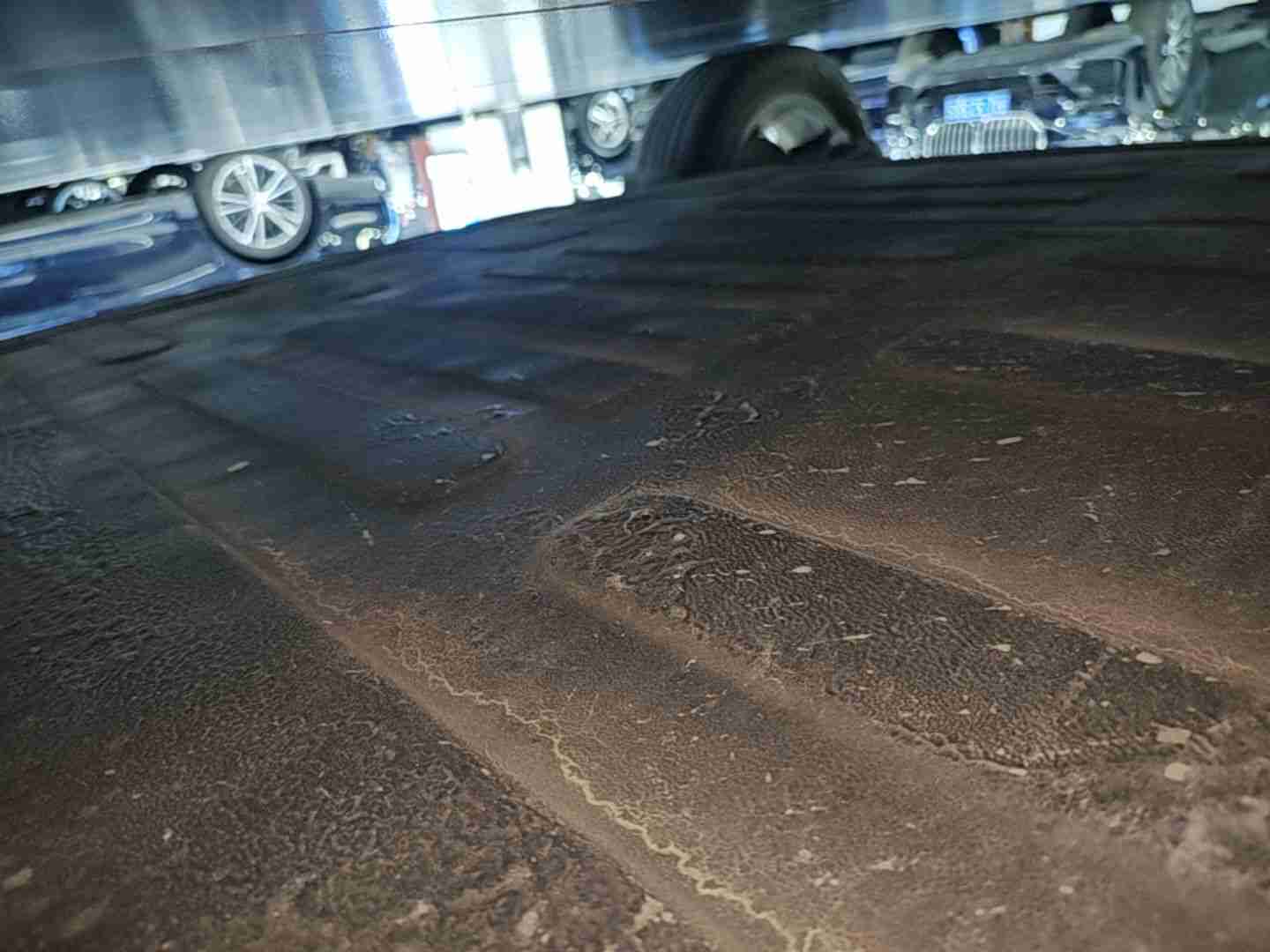 底盘电池护板刮蹭痕迹实拍