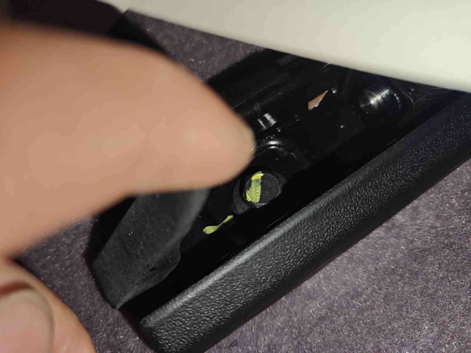 左前座椅滑轨拆卸痕迹实拍