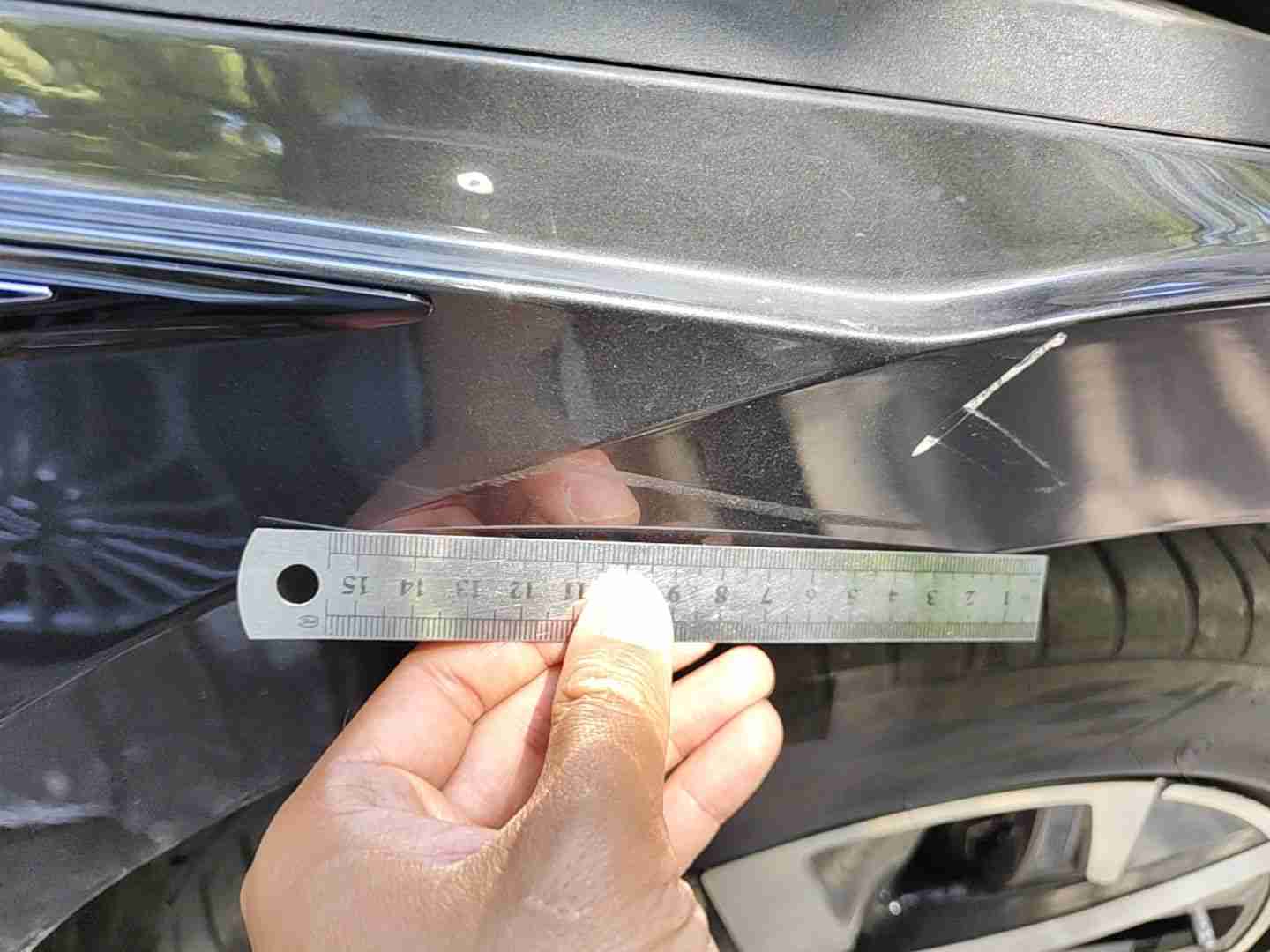 右前翼子板漆面损伤实拍（未漏底漆）