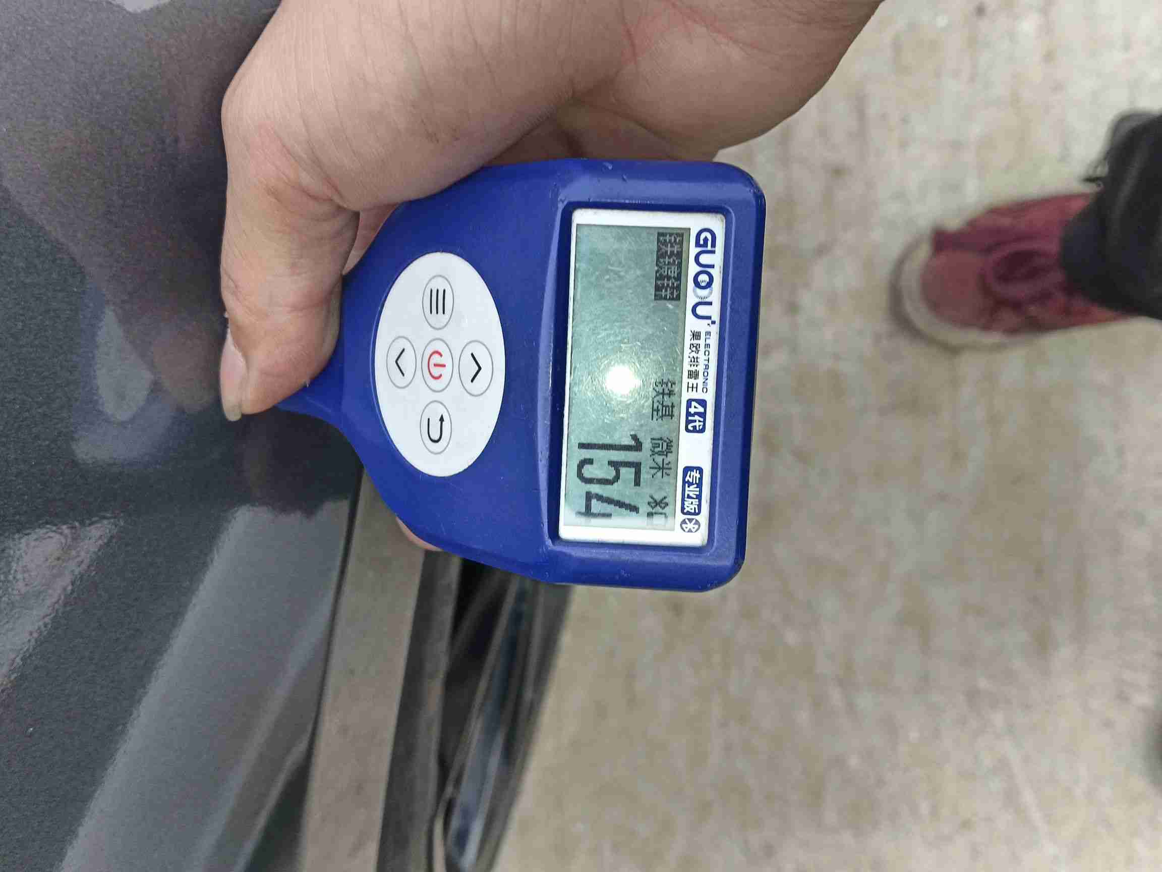 右前翼子板喷漆修复痕迹实拍