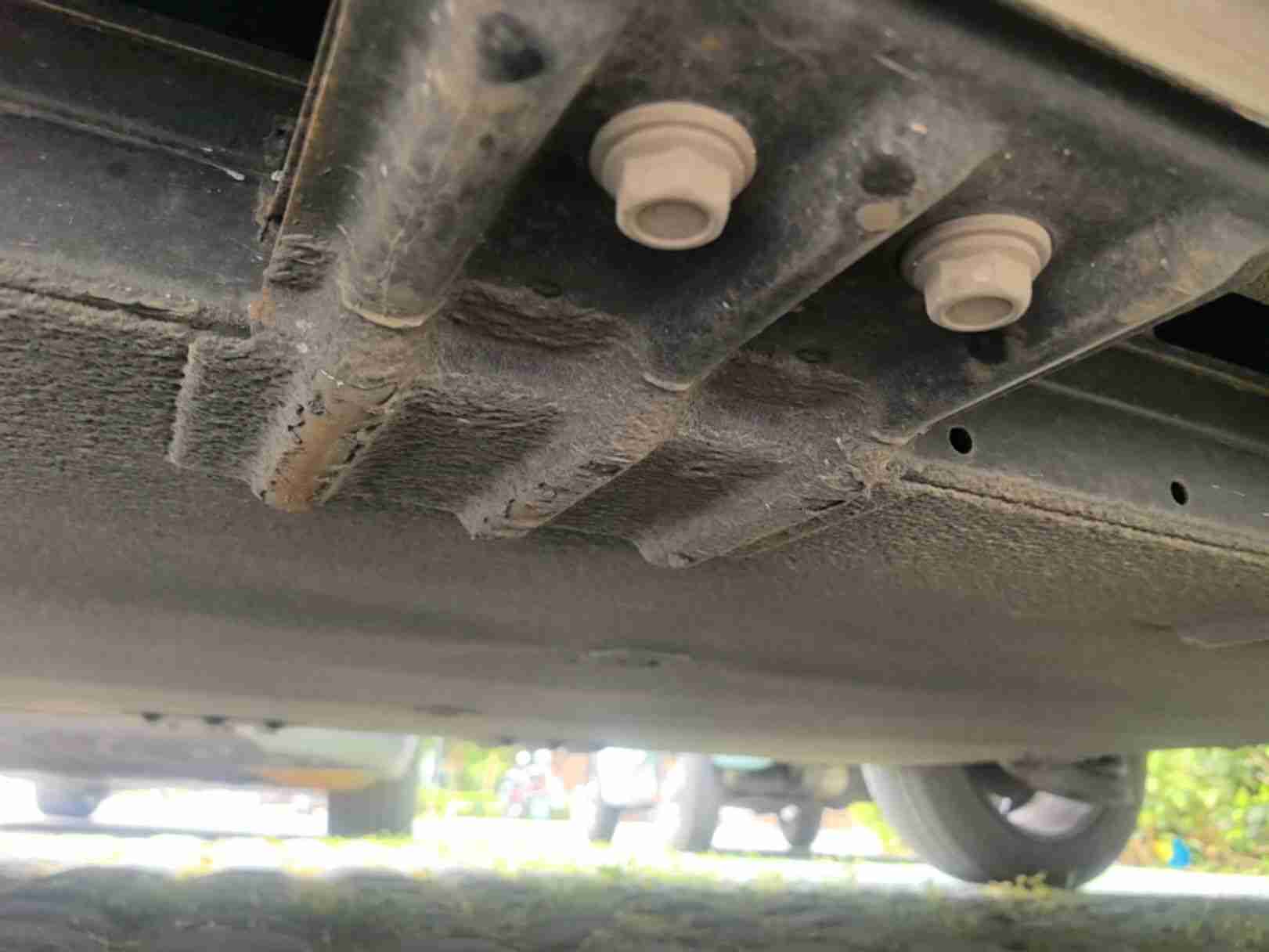 动力电池箱挂载点变形实拍