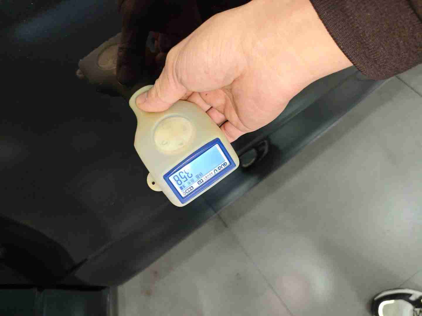 右侧前门漆面喷漆痕迹实拍