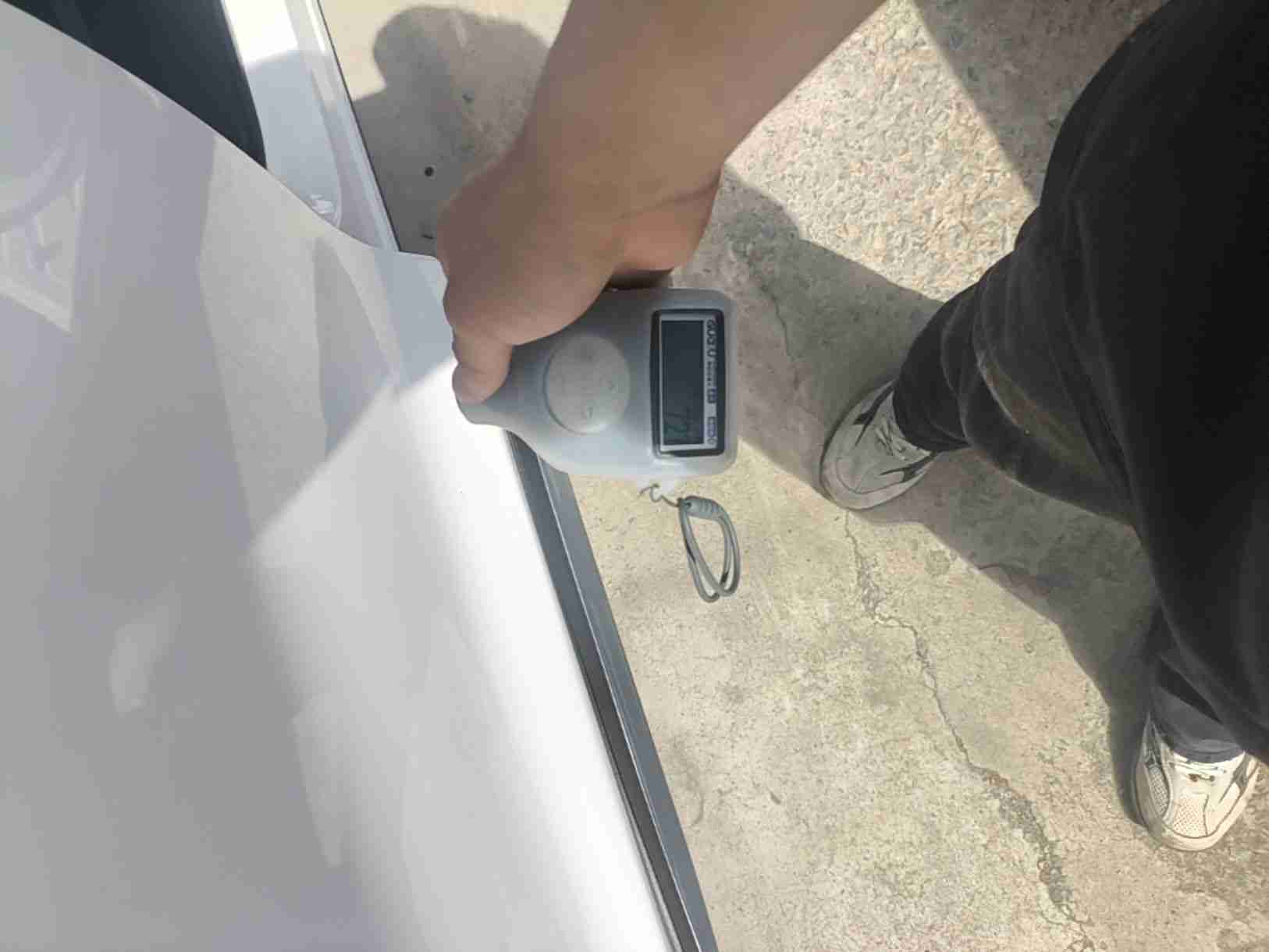 右侧后门钣金修复痕迹实拍