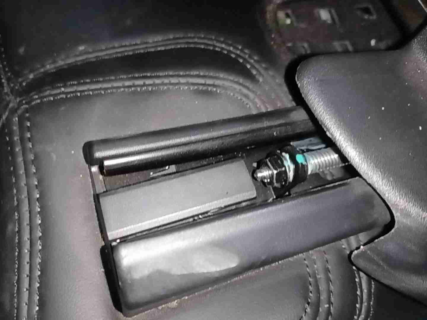 左前座椅滑轨拆卸痕迹实拍