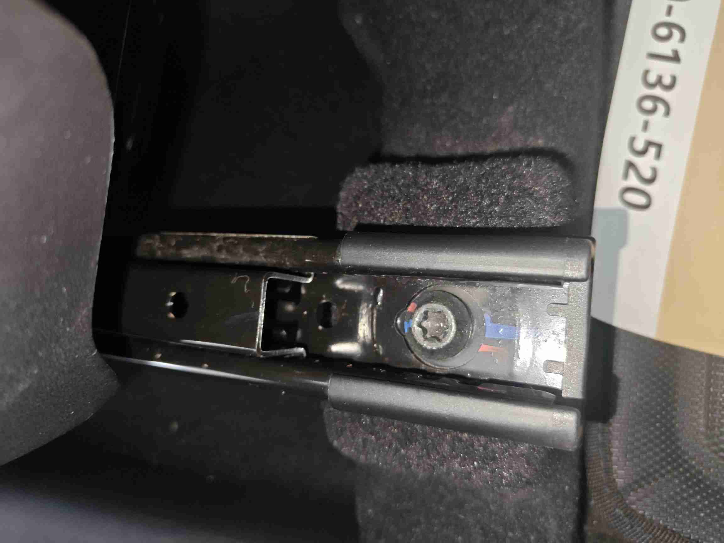 右前座椅滑轨安装螺丝拆卸痕迹实拍