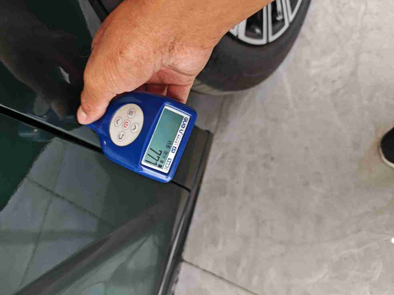 车辆右前翼子板外观