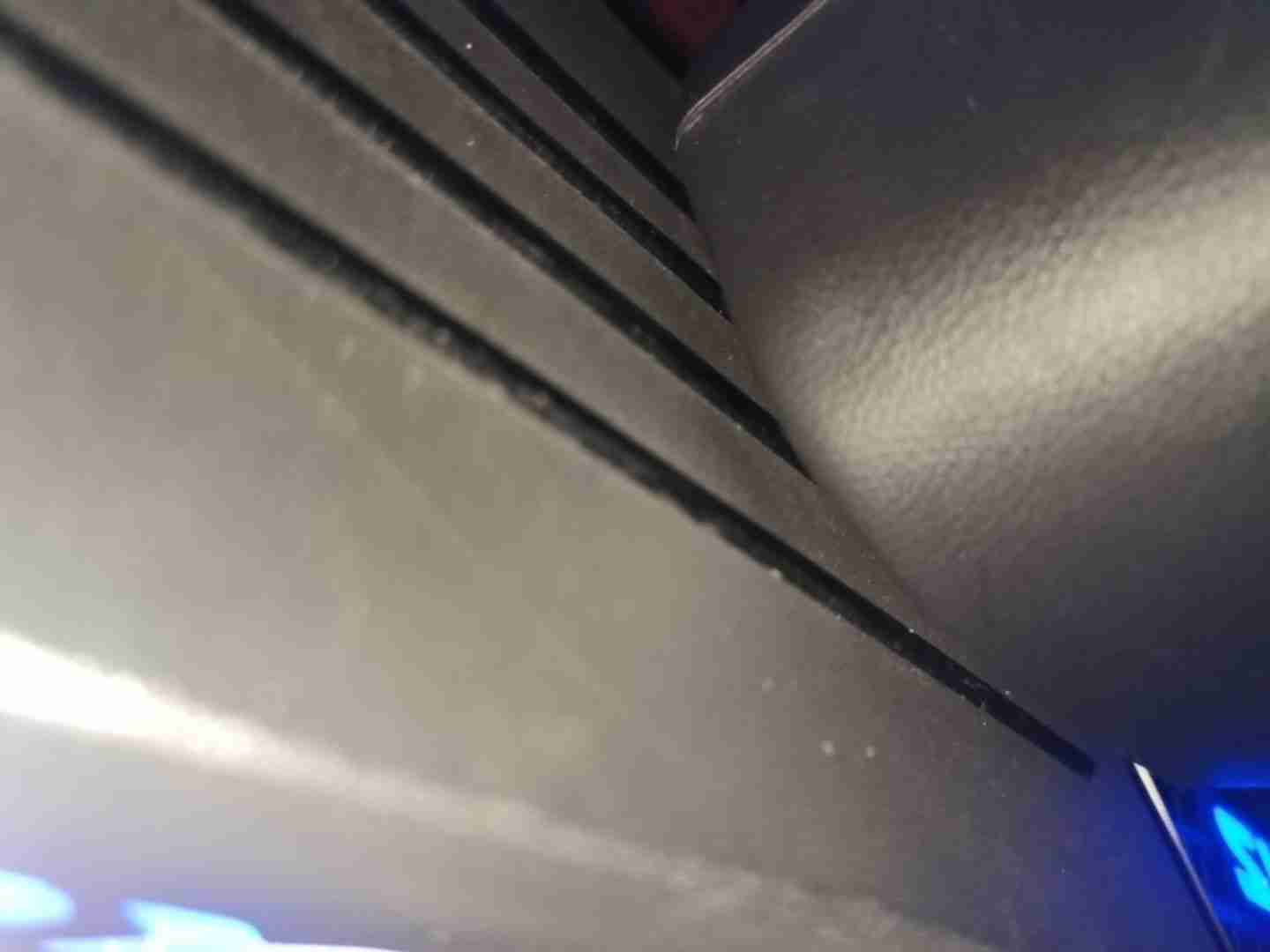 左后第二排座椅滑轨拆卸痕迹实拍
