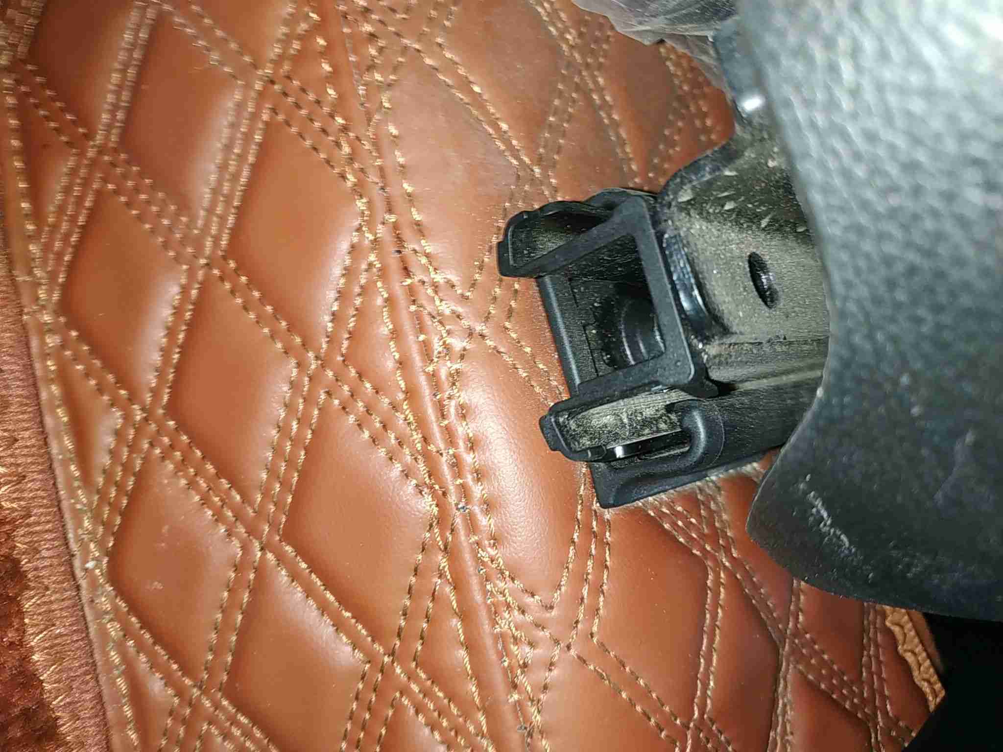 左前座椅滑轨拆卸痕迹实拍