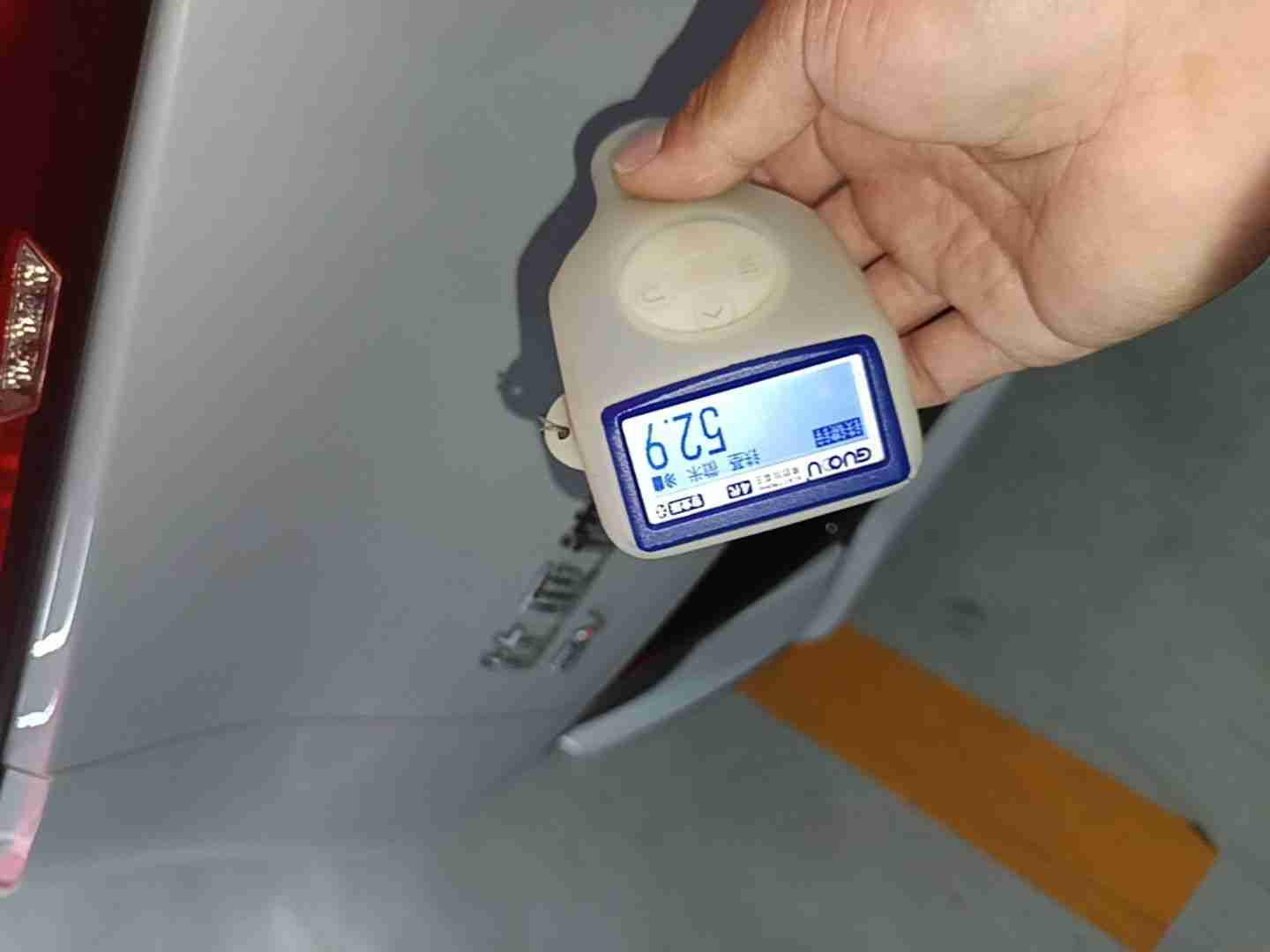 后备箱盖更换及喷漆痕迹实拍