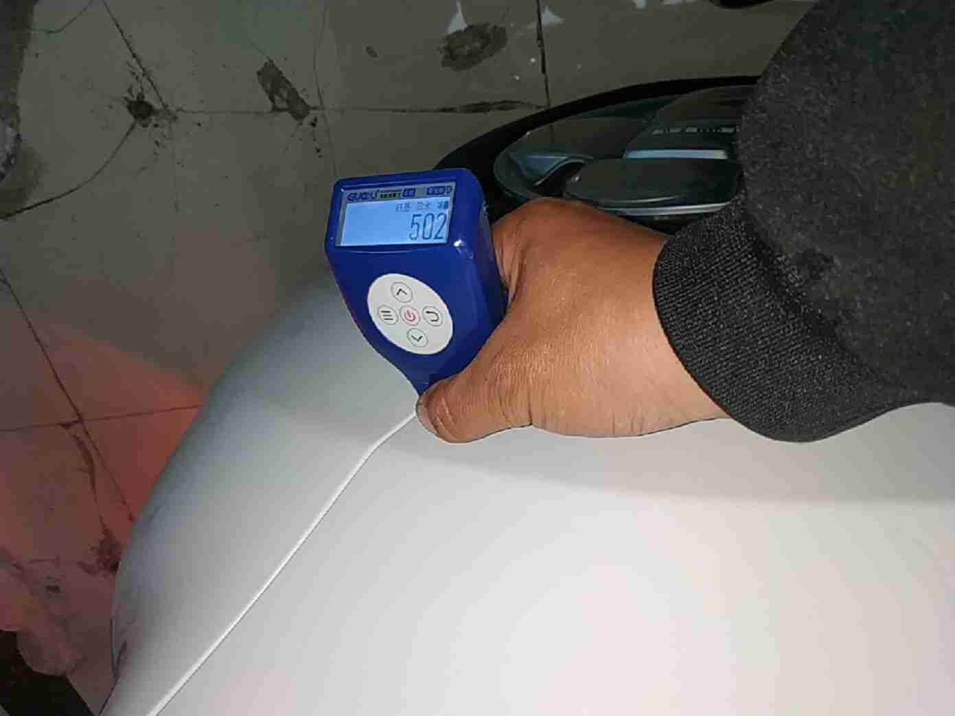 左后翼子板漆面修复痕迹实拍