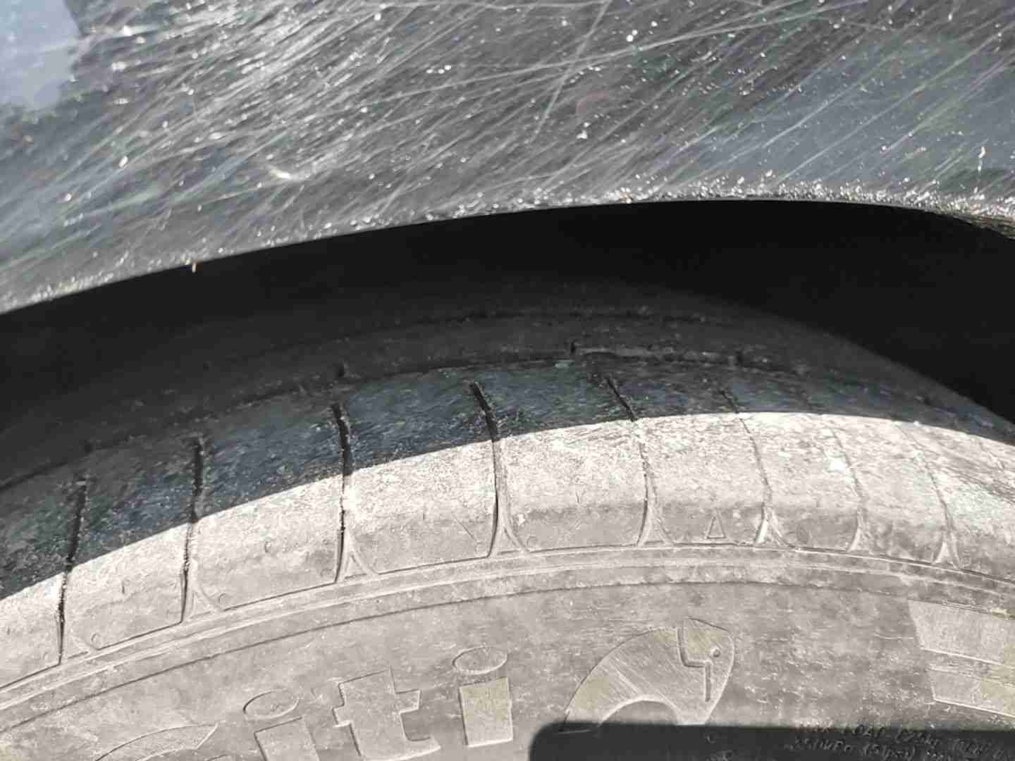 右前轮胎磨损情况实拍