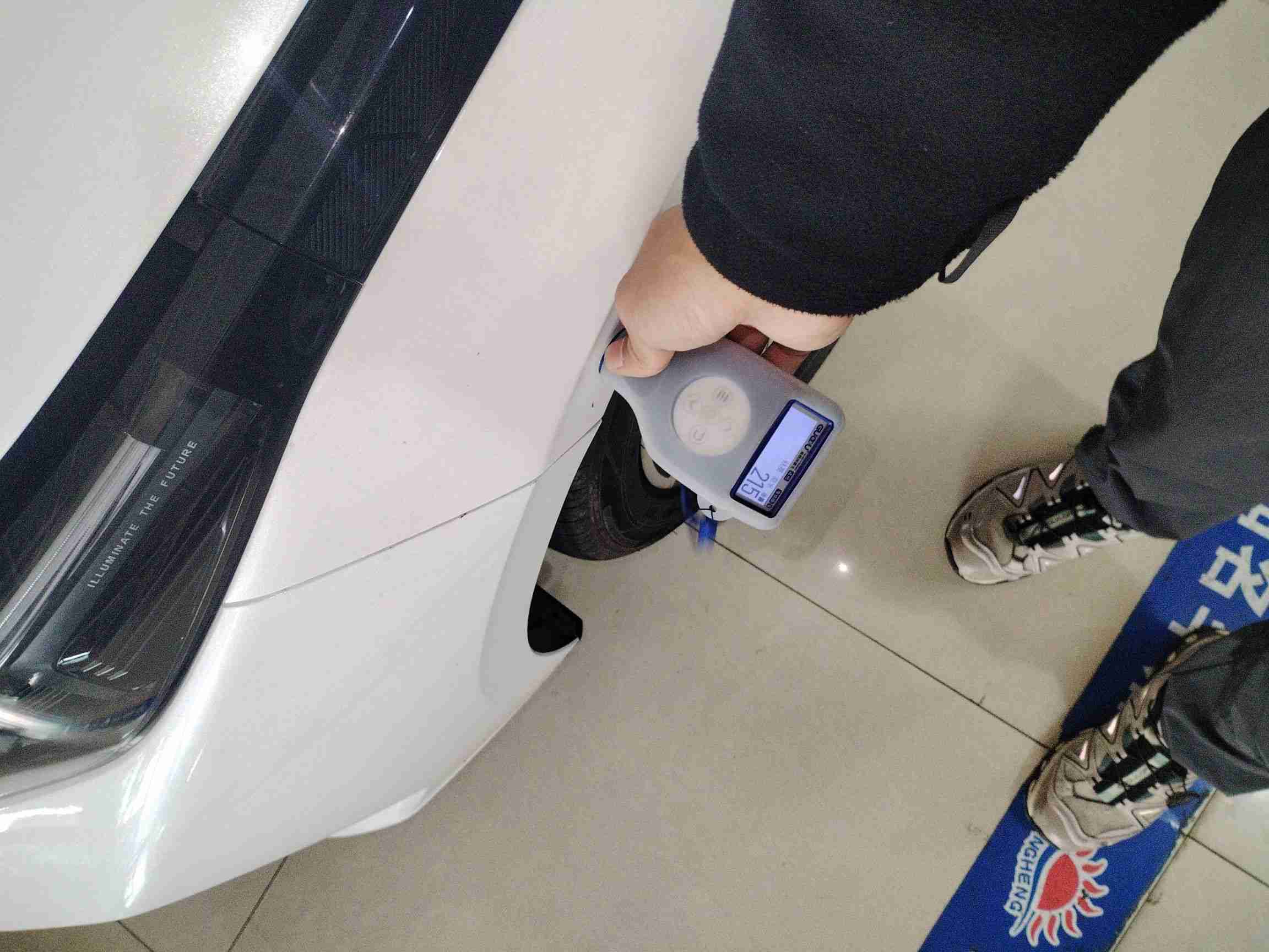 左前翼子板喷漆修复痕迹实拍
