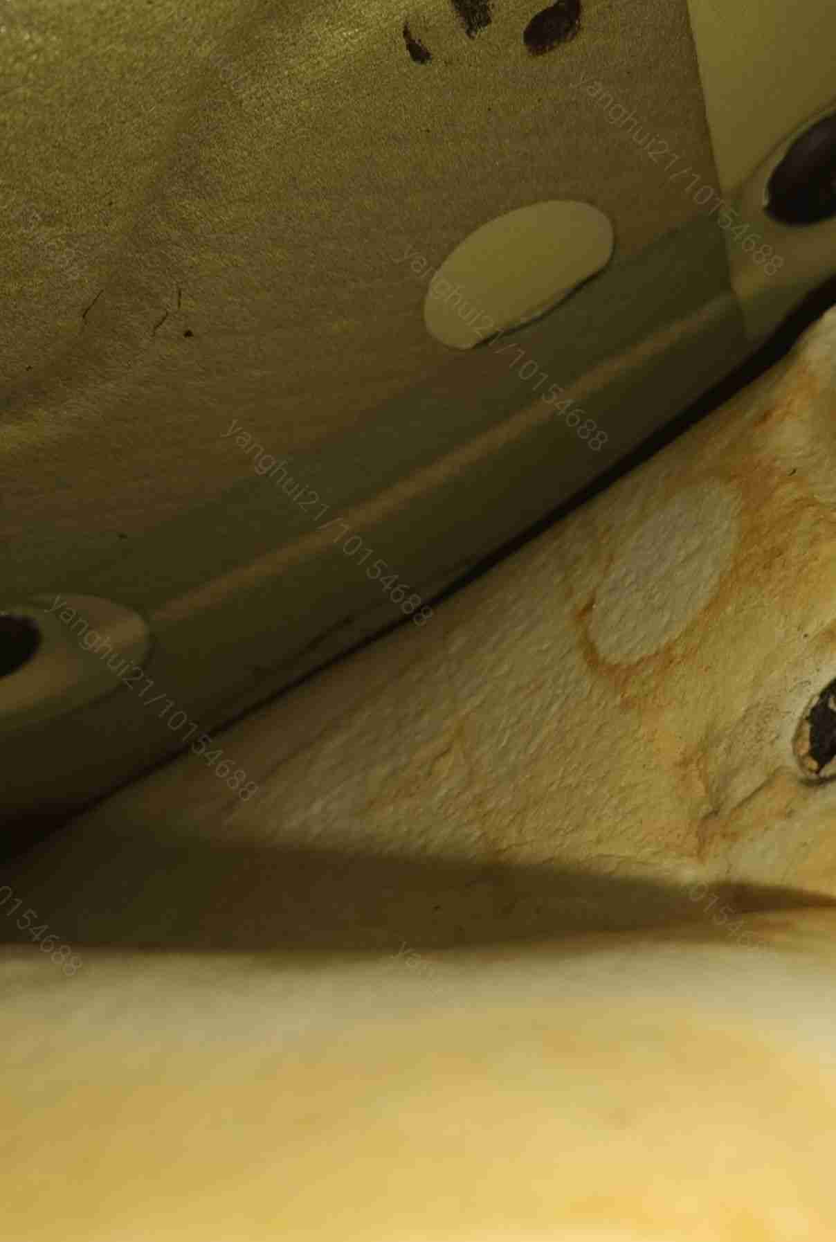 右前地毯局部水渍痕迹实拍