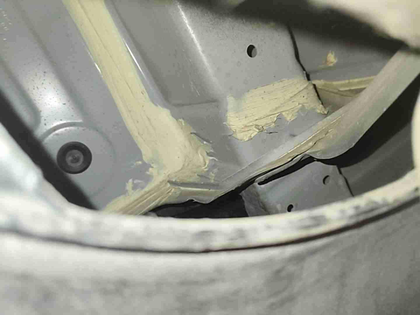 后防撞梁变形情况实拍