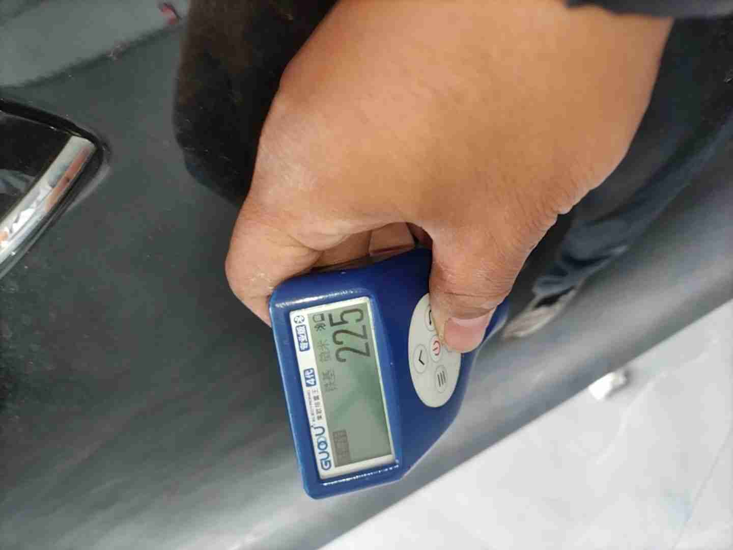右侧前门漆面喷漆痕迹实拍