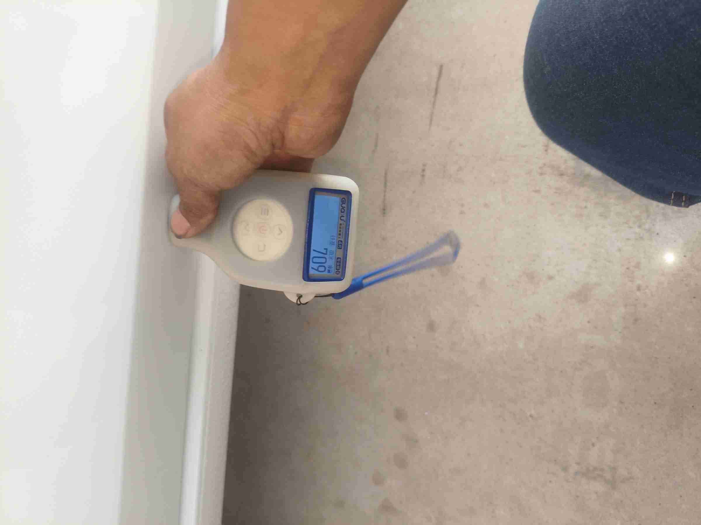 右侧前门漆面痕迹实拍