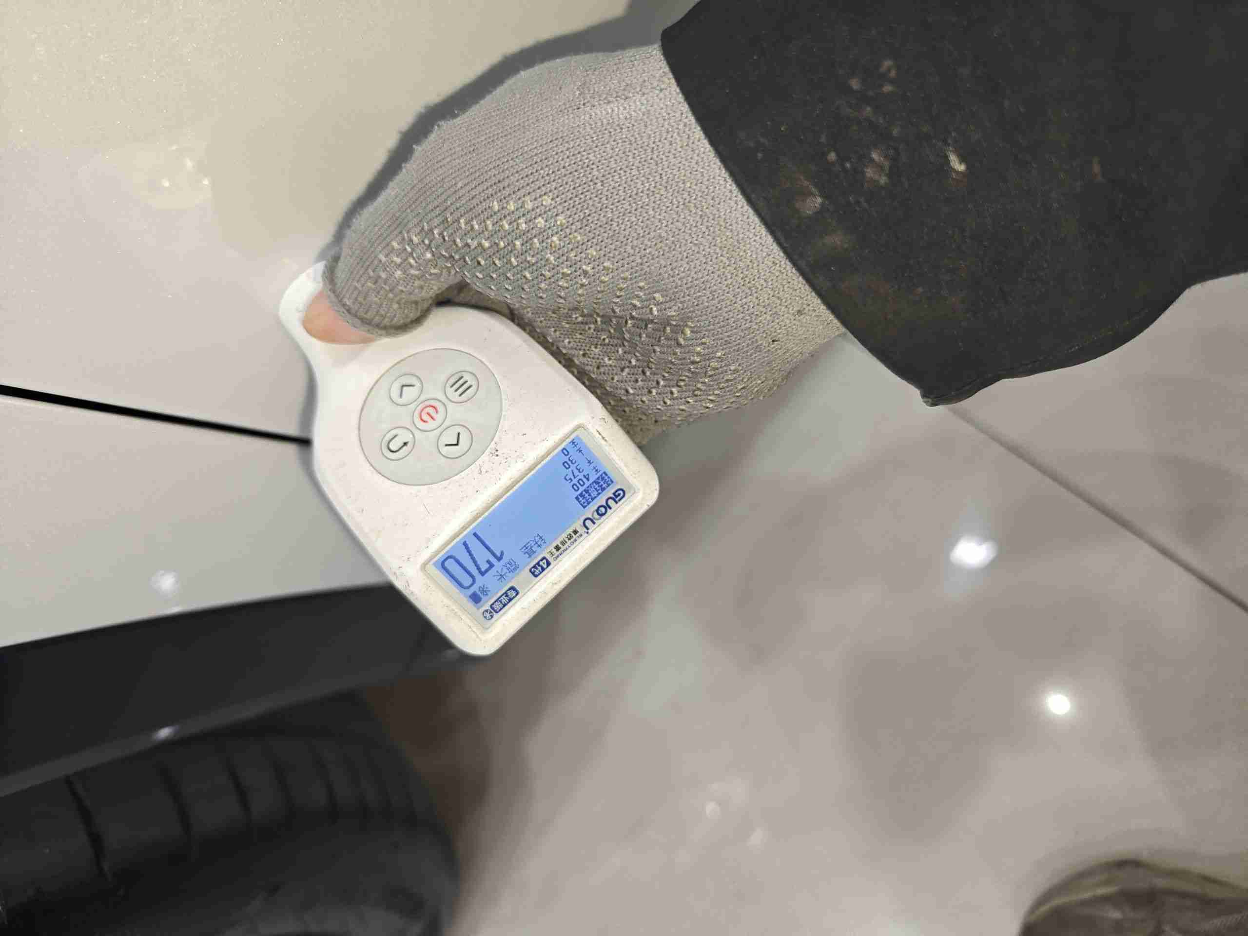 左侧前门喷漆修复痕迹实拍