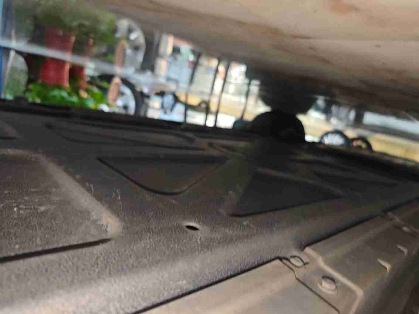 动力电池箱底护板拆卸痕迹实拍