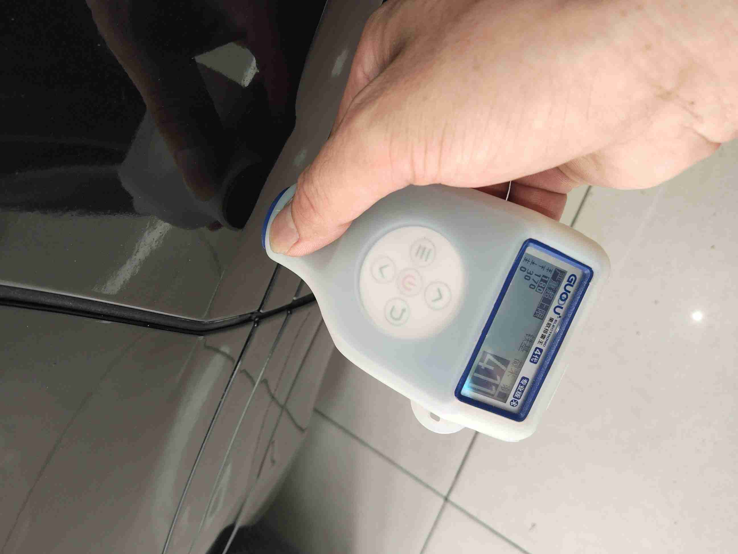 左侧前门钣金修复痕迹实拍