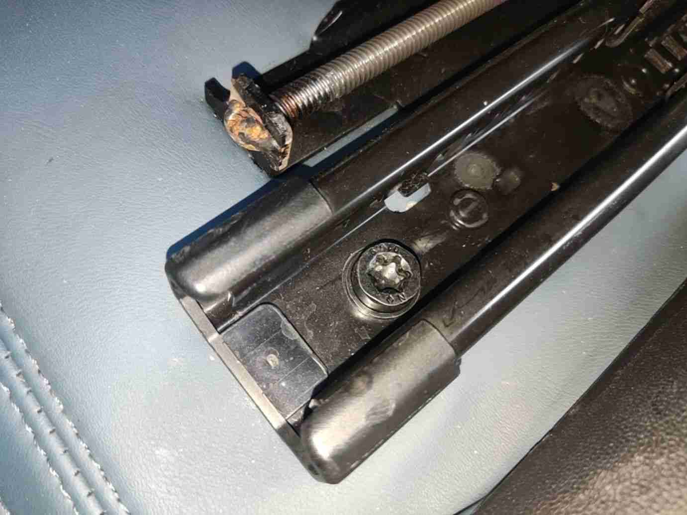 左前座椅滑轨螺丝拆卸痕迹与浮锈实拍