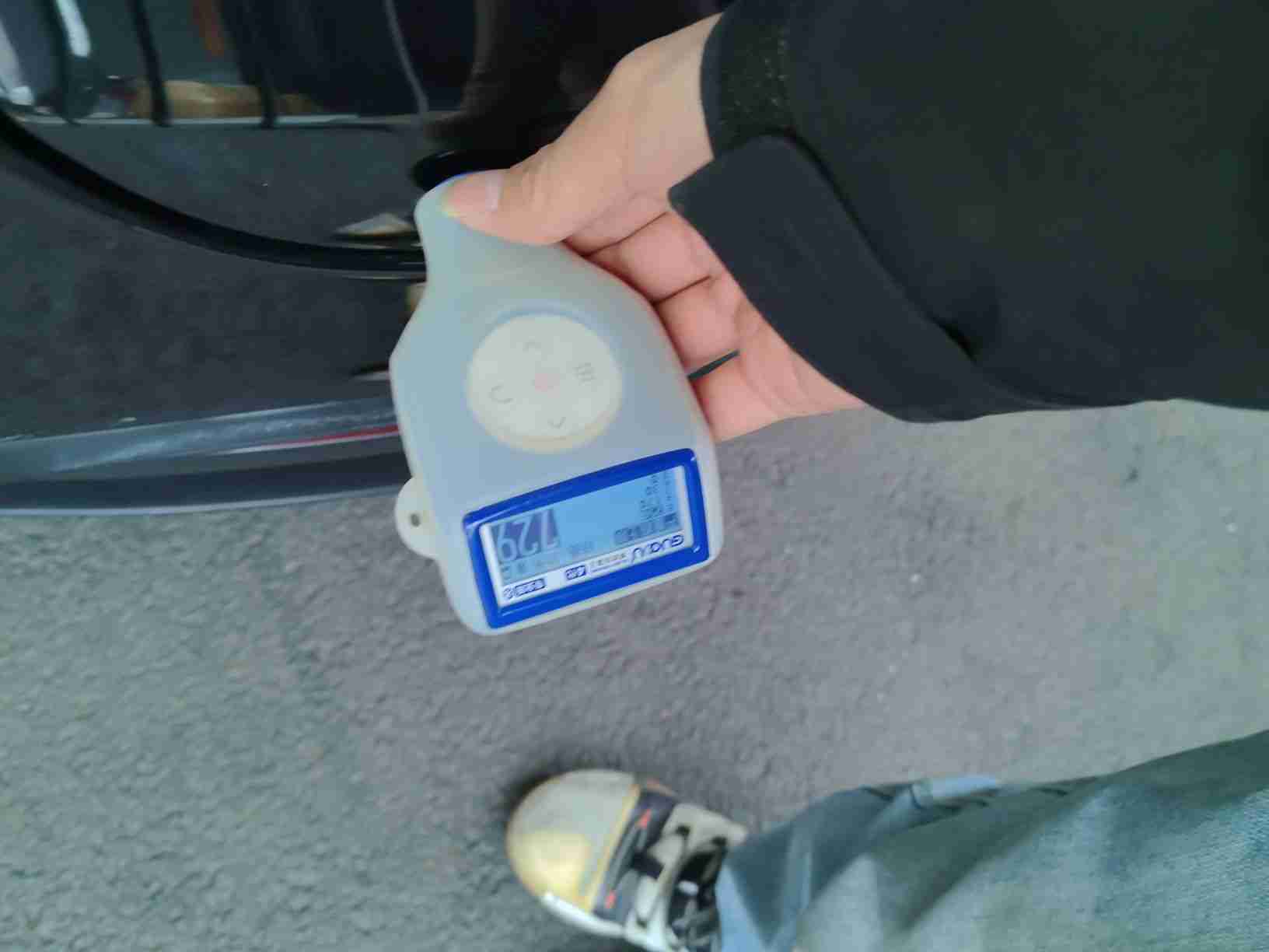 车尾后备箱盖漆面修复痕迹