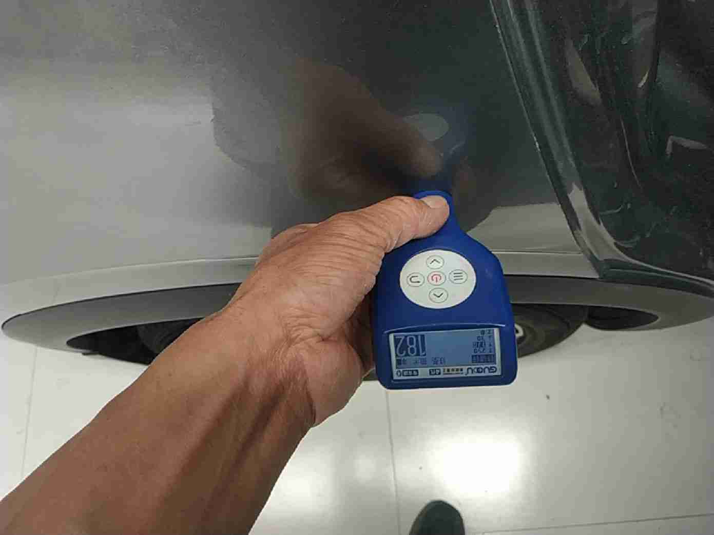 右后翼子板漆面修复实拍