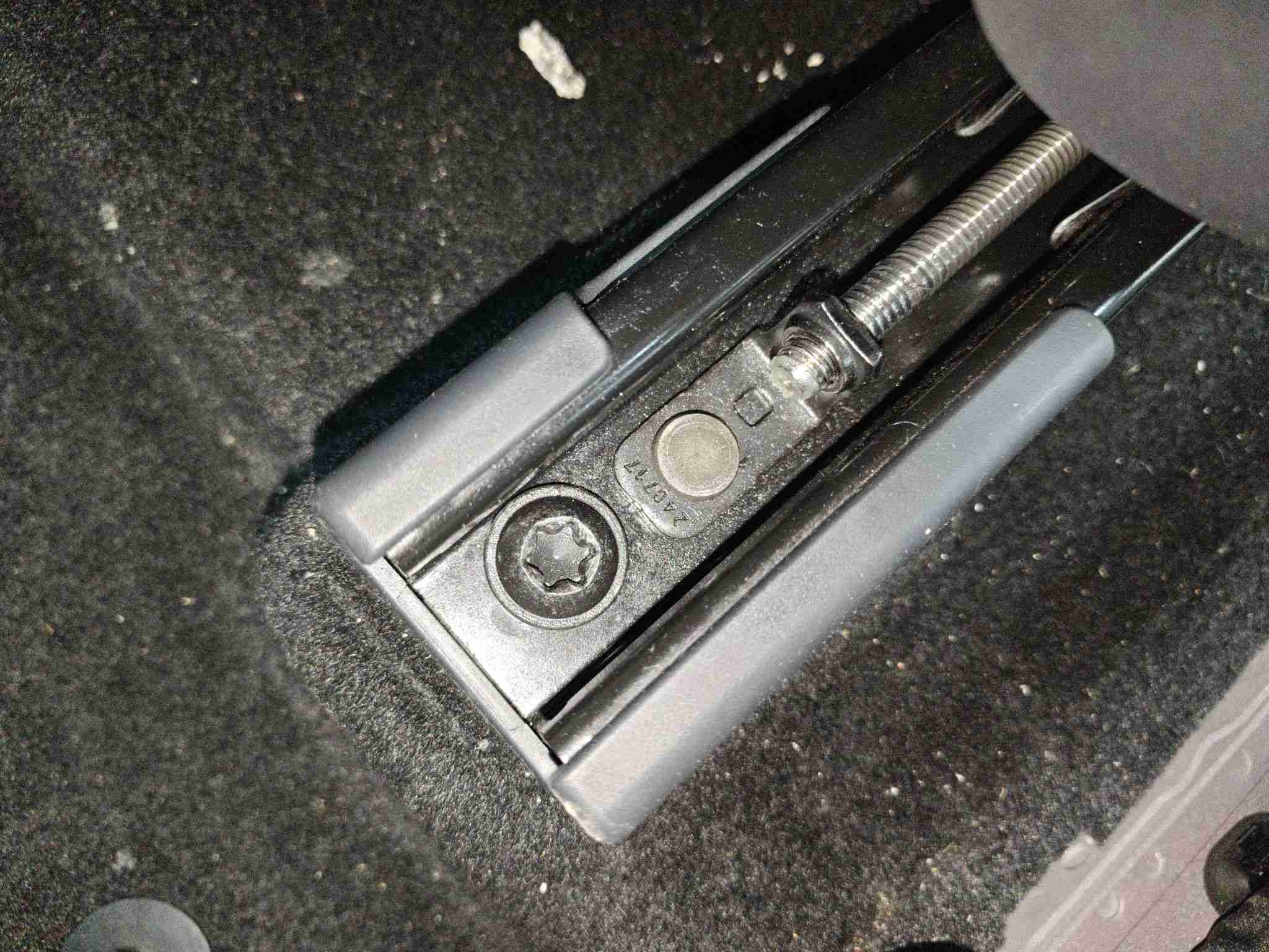 左前座椅滑轨拆卸痕迹实拍