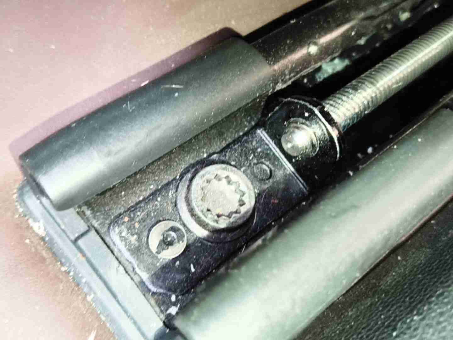 左前座椅滑轨拆卸痕迹实拍