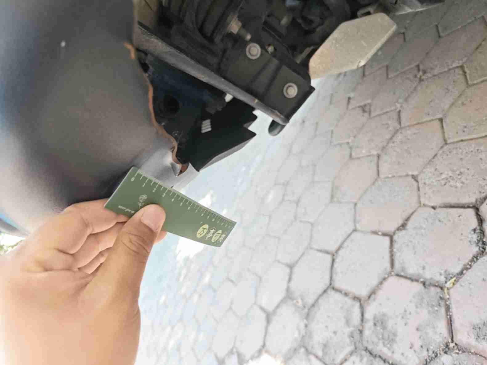 前保险杠漆面损伤实拍