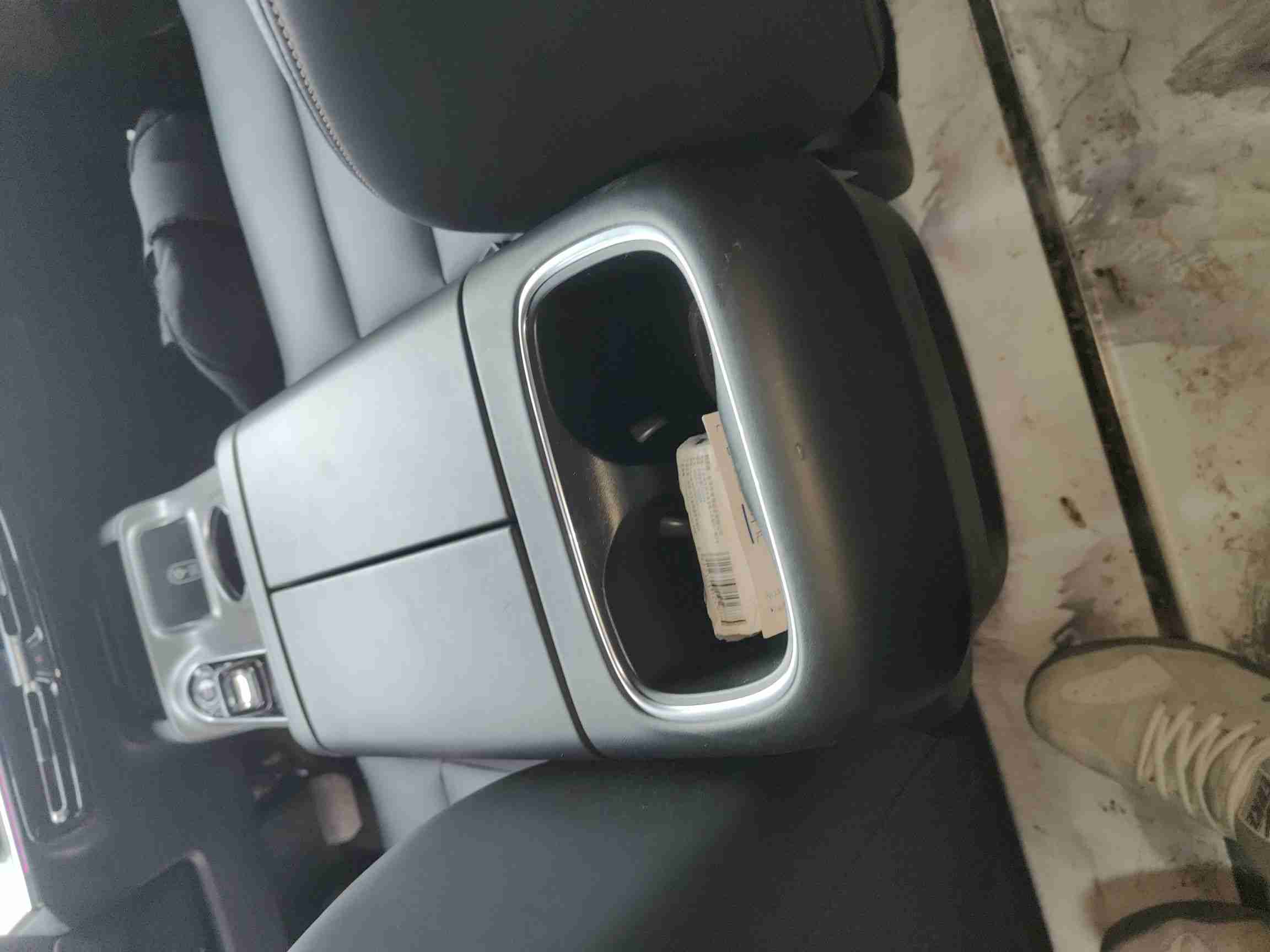 中央扶手箱划痕实拍