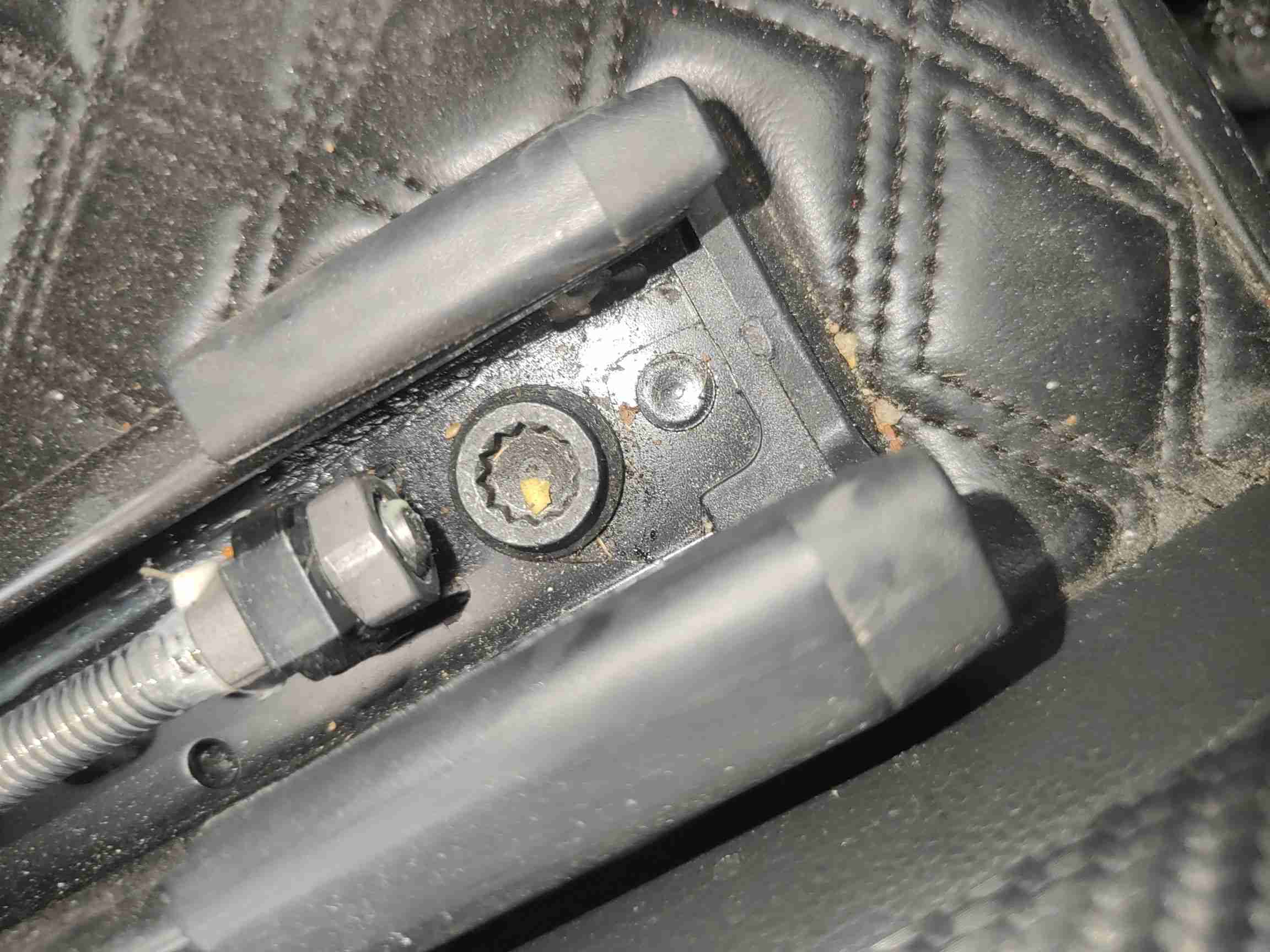 右前座椅滑轨拆卸痕迹实拍