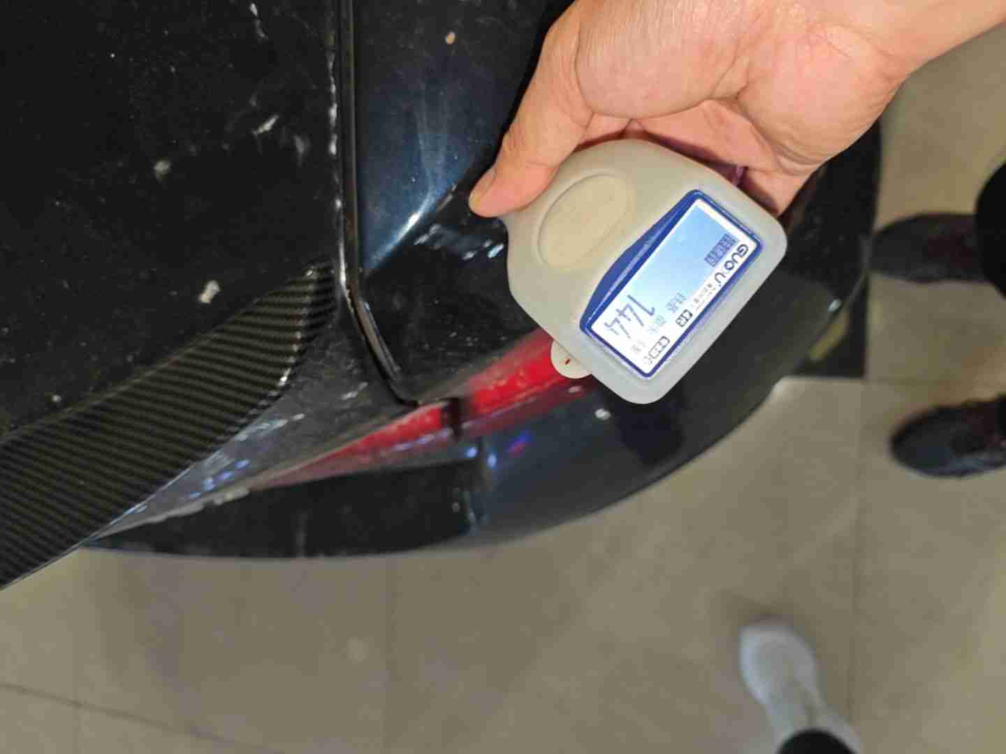 右C柱外侧喷漆修复痕迹实拍