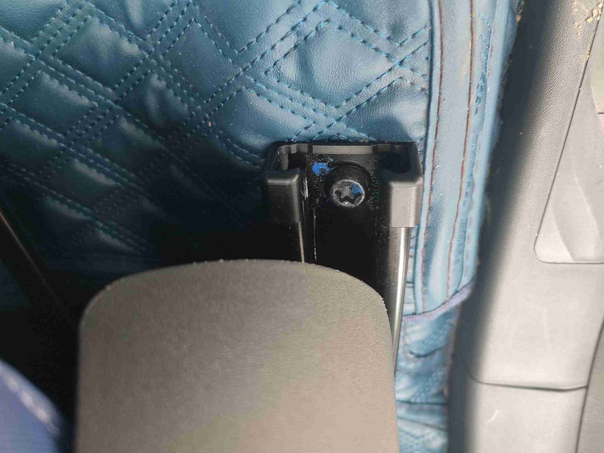 右前座椅滑轨拆卸痕迹实拍