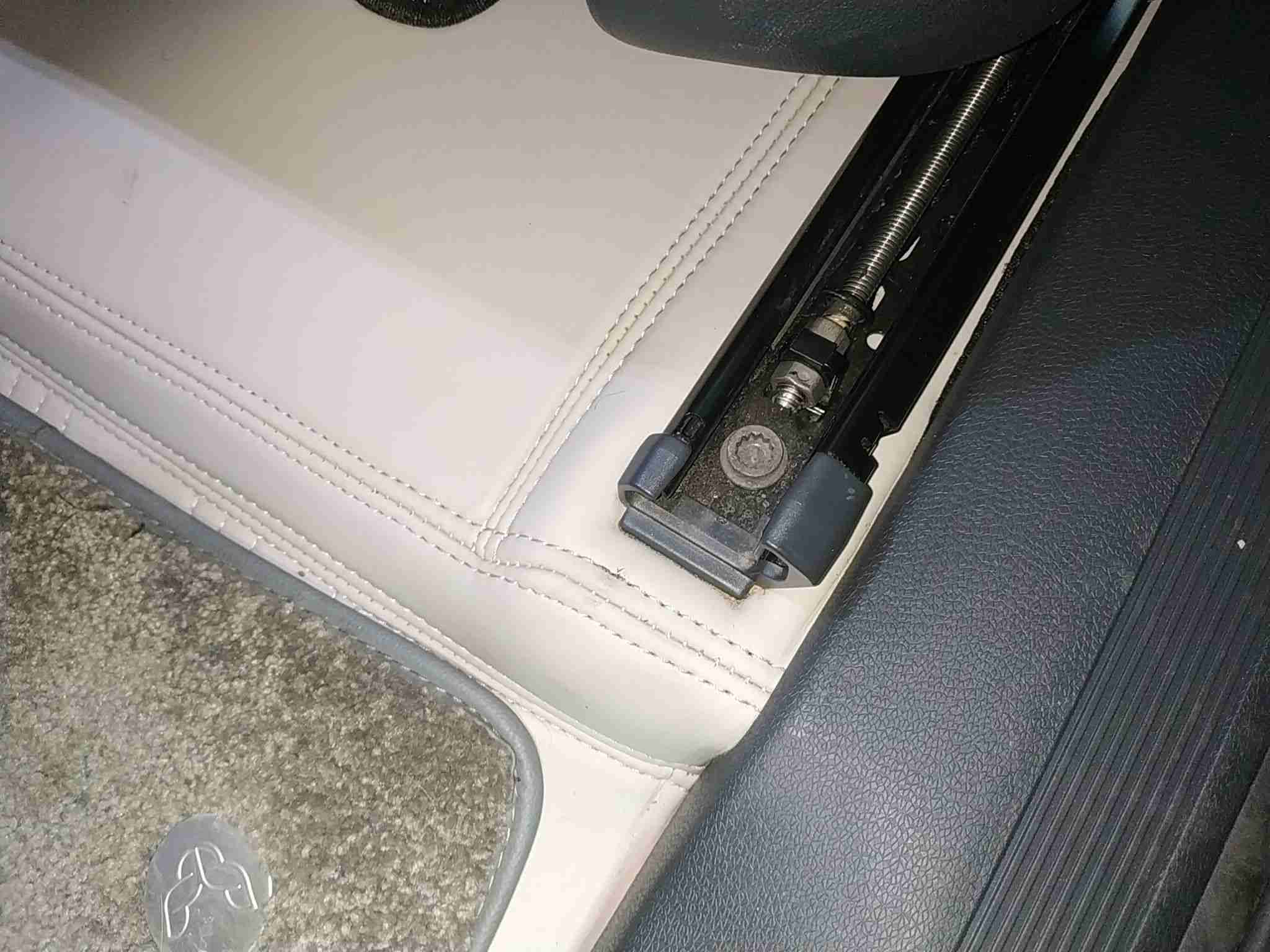 左前座椅滑轨拆卸痕迹实拍