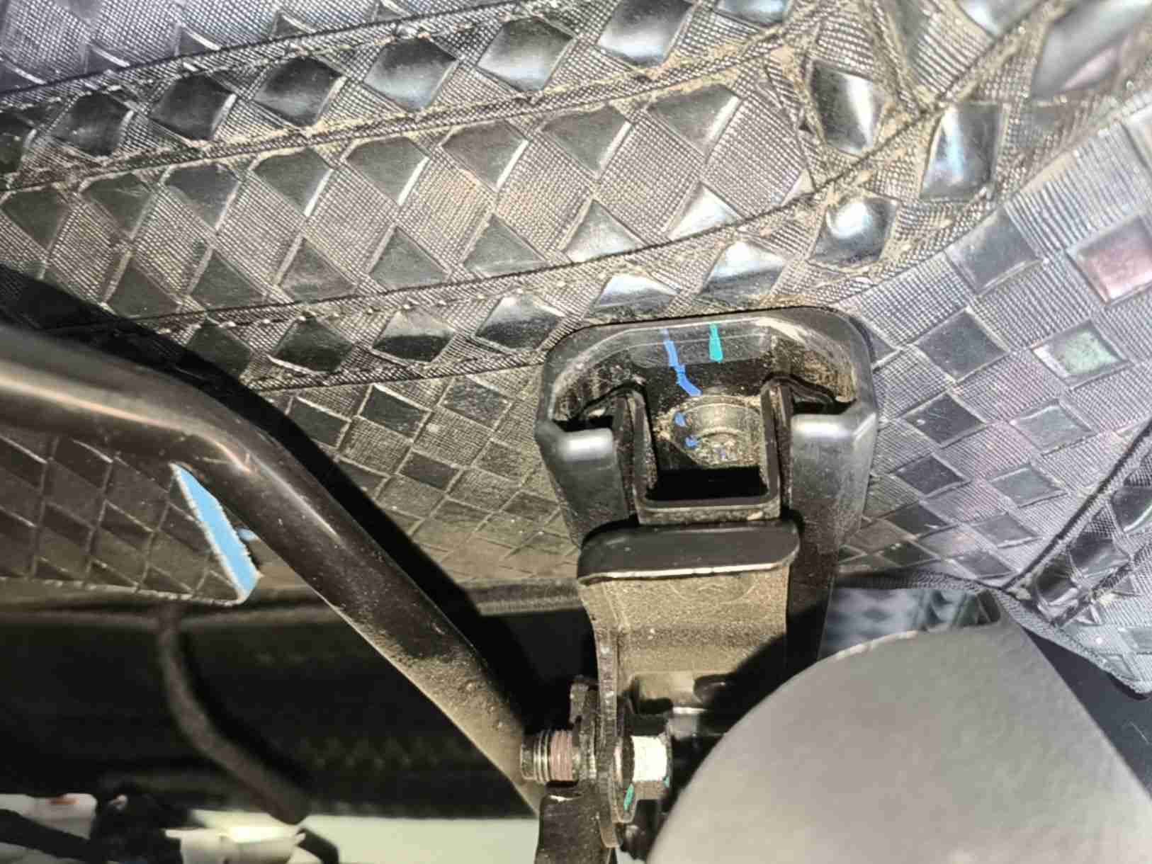 右前座椅滑轨拆卸痕迹实拍