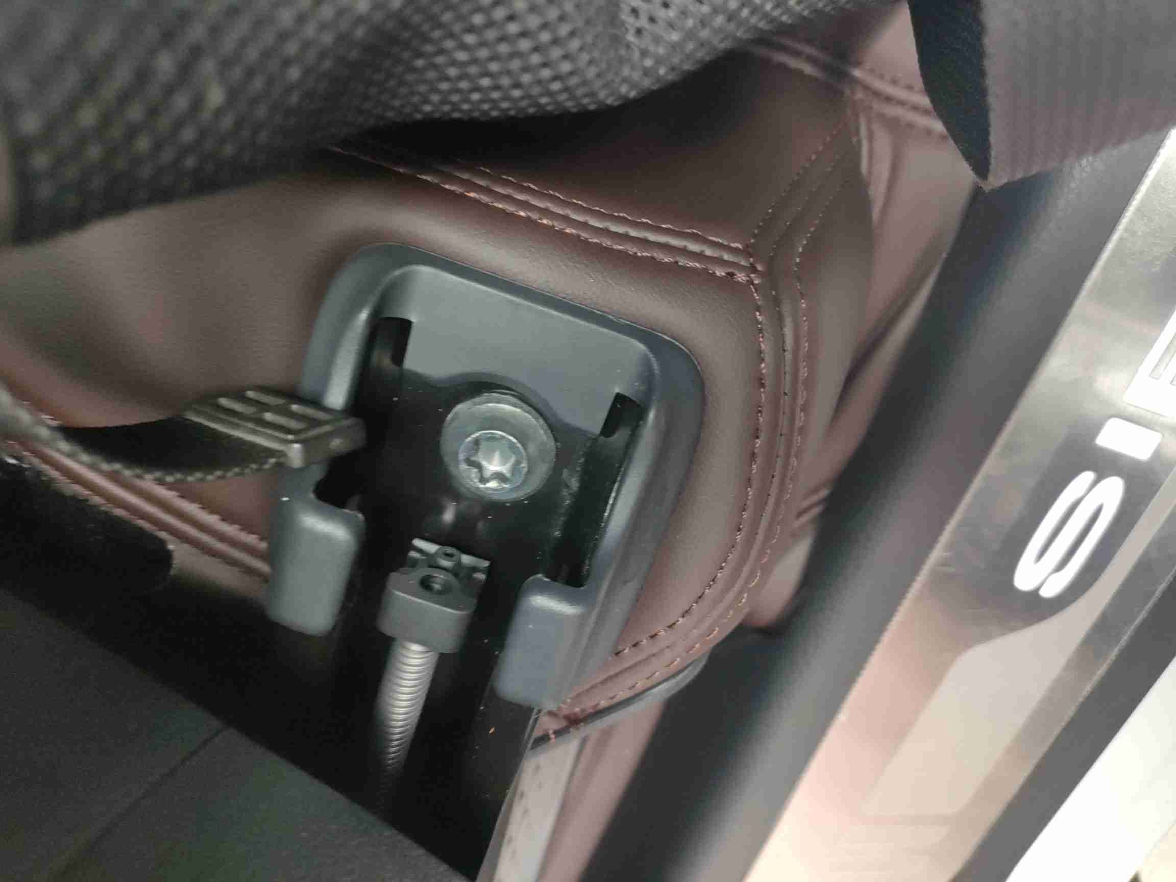 右前座椅滑轨拆卸痕迹实拍