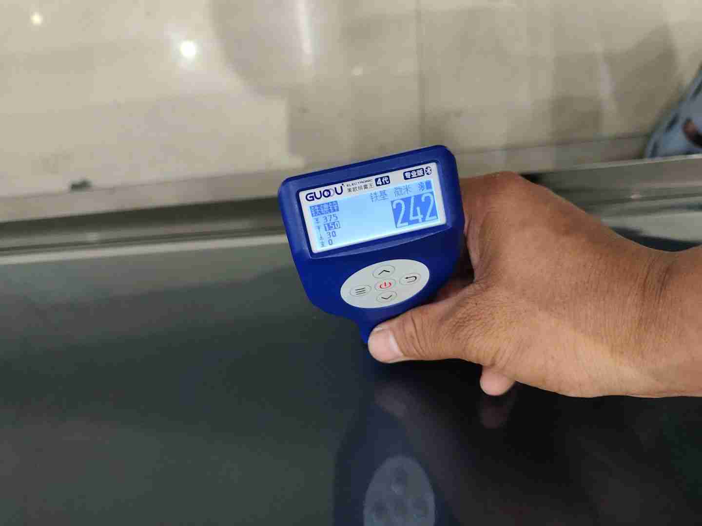 右侧前门漆面喷漆修复痕迹实拍