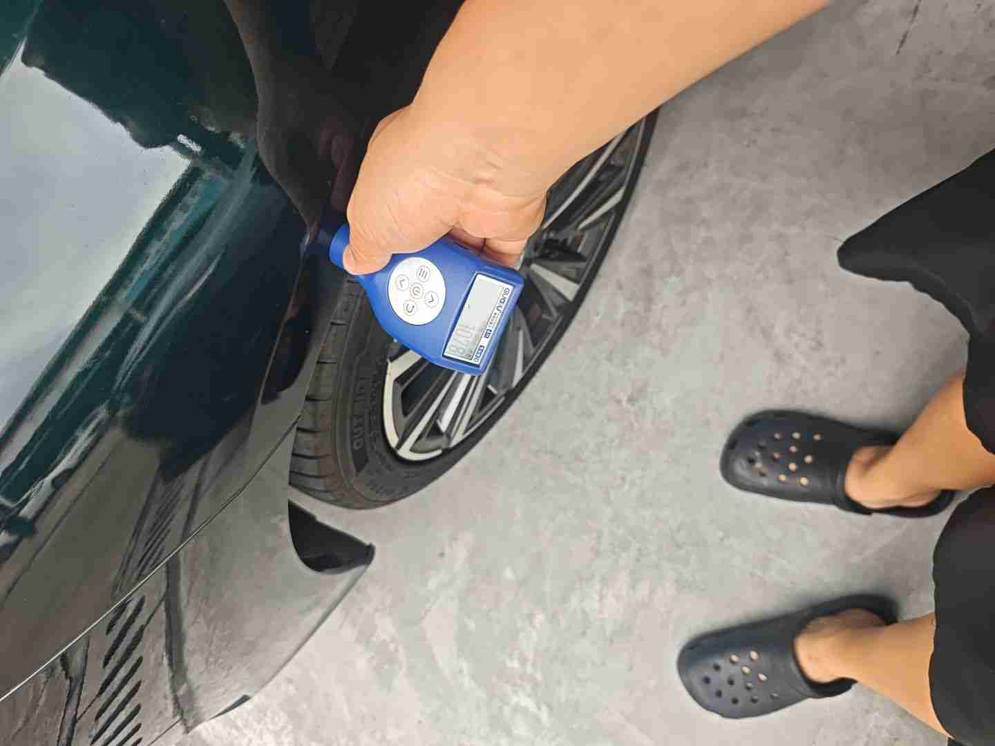 左前翼子板钣金修复痕迹实拍
