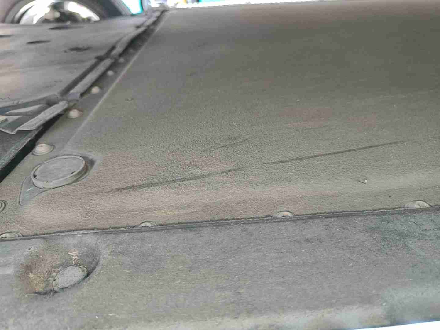 动力电池箱底护板剐蹭实拍