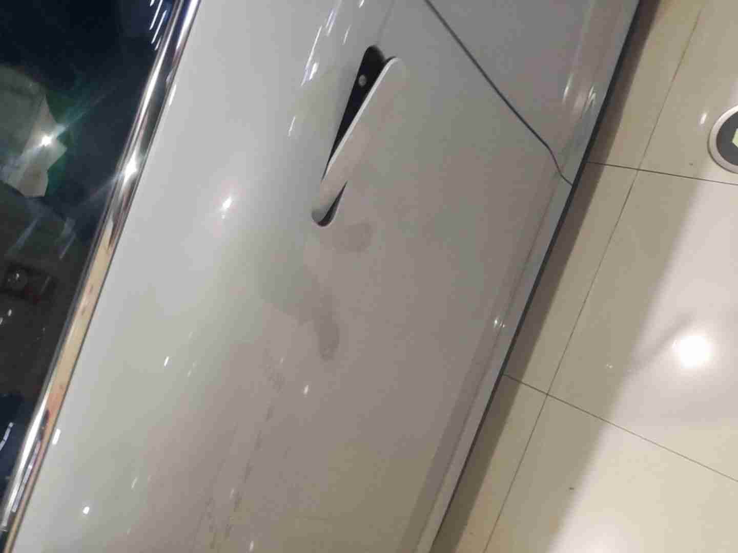 左侧前门漆面钣金修复痕迹实拍