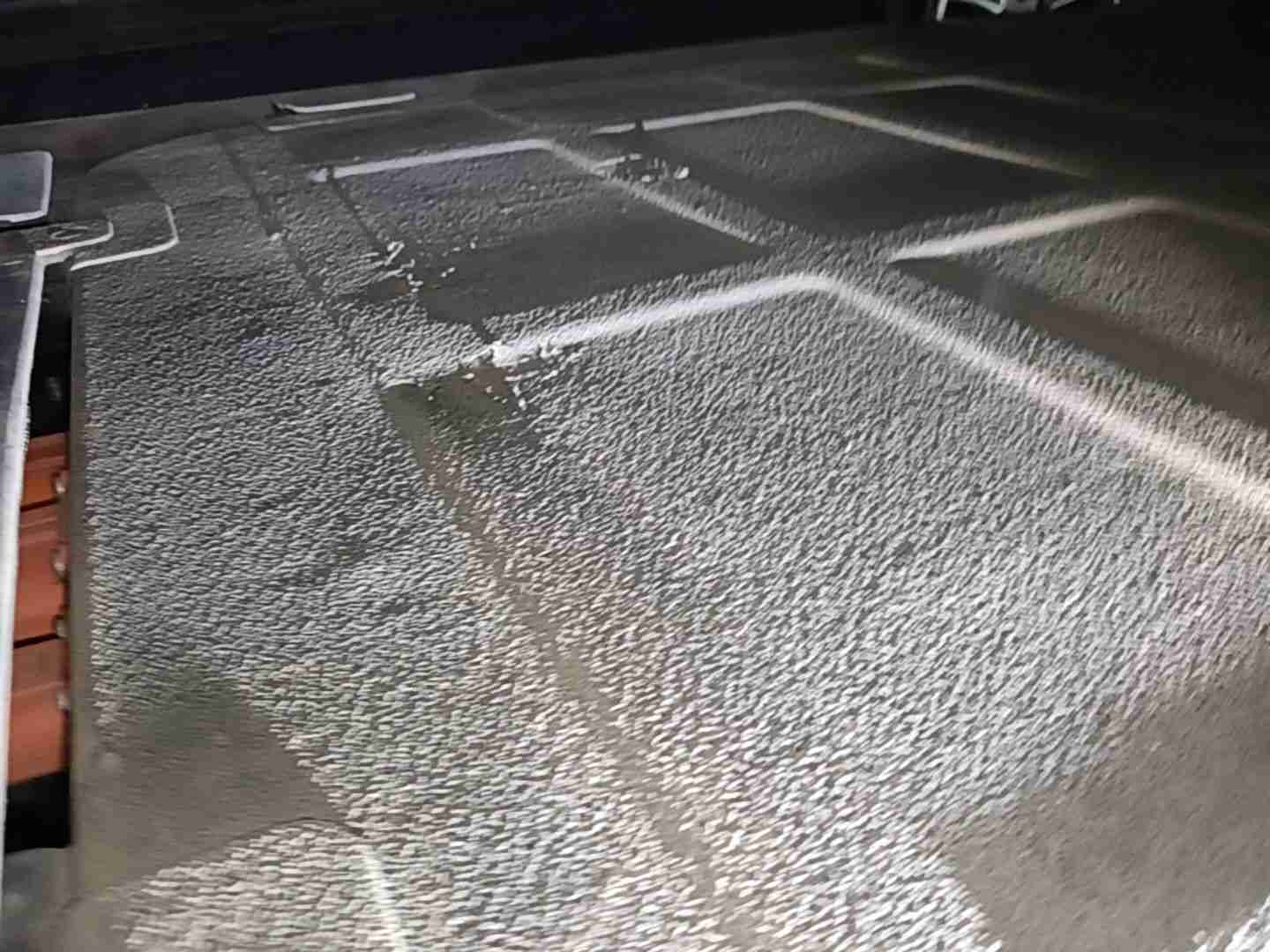 动力电池箱底板轻微凹陷实拍