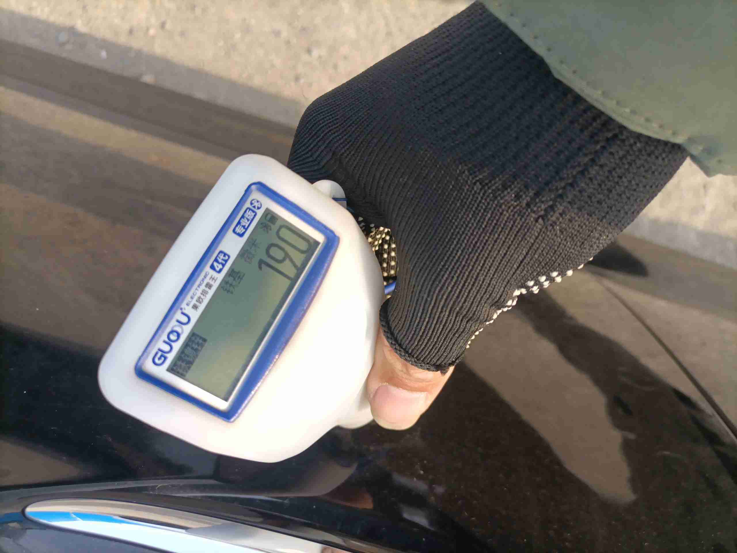 右侧前门漆面喷漆痕迹实拍