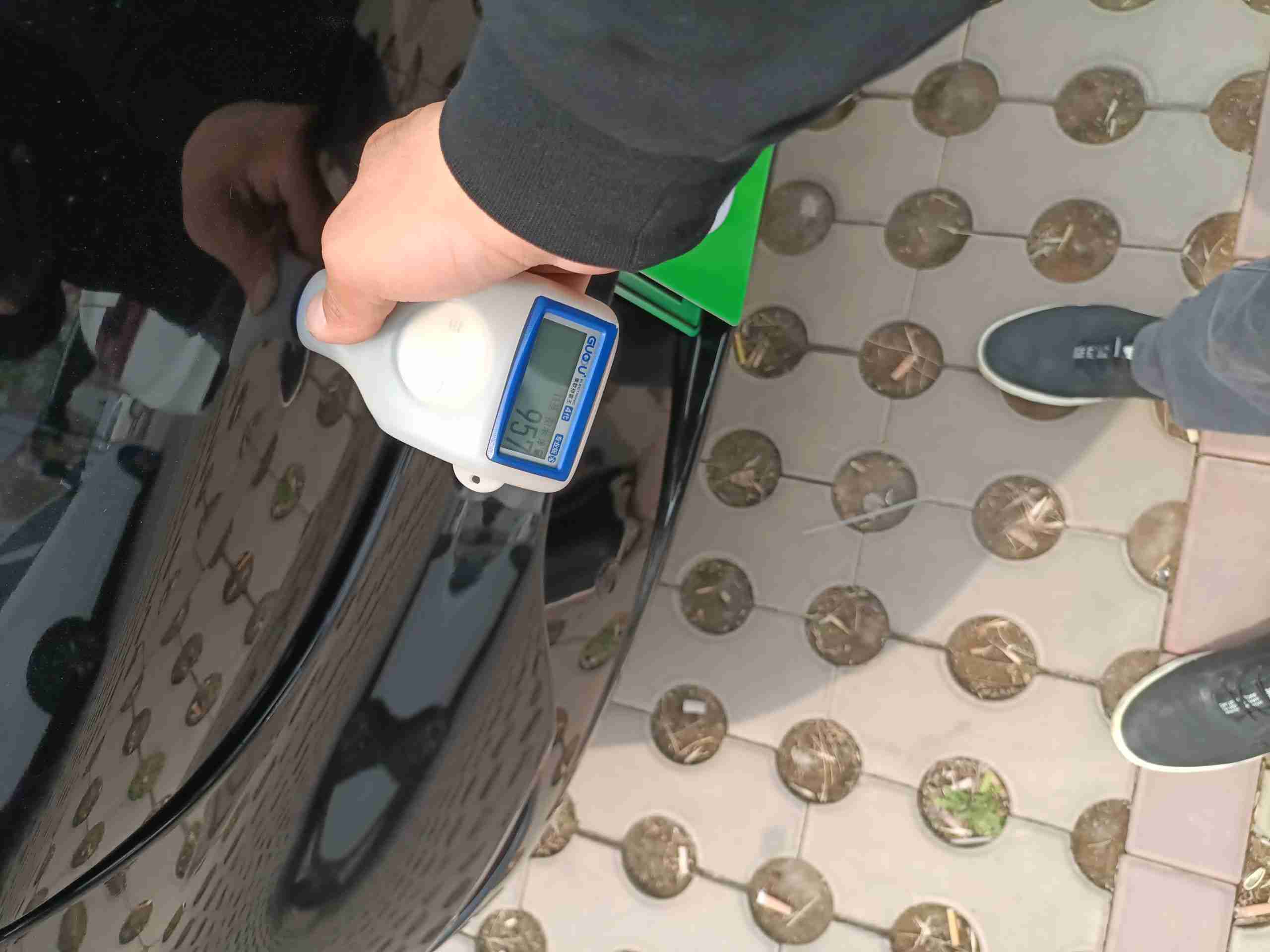 后备箱盖钣金补漆痕迹实拍