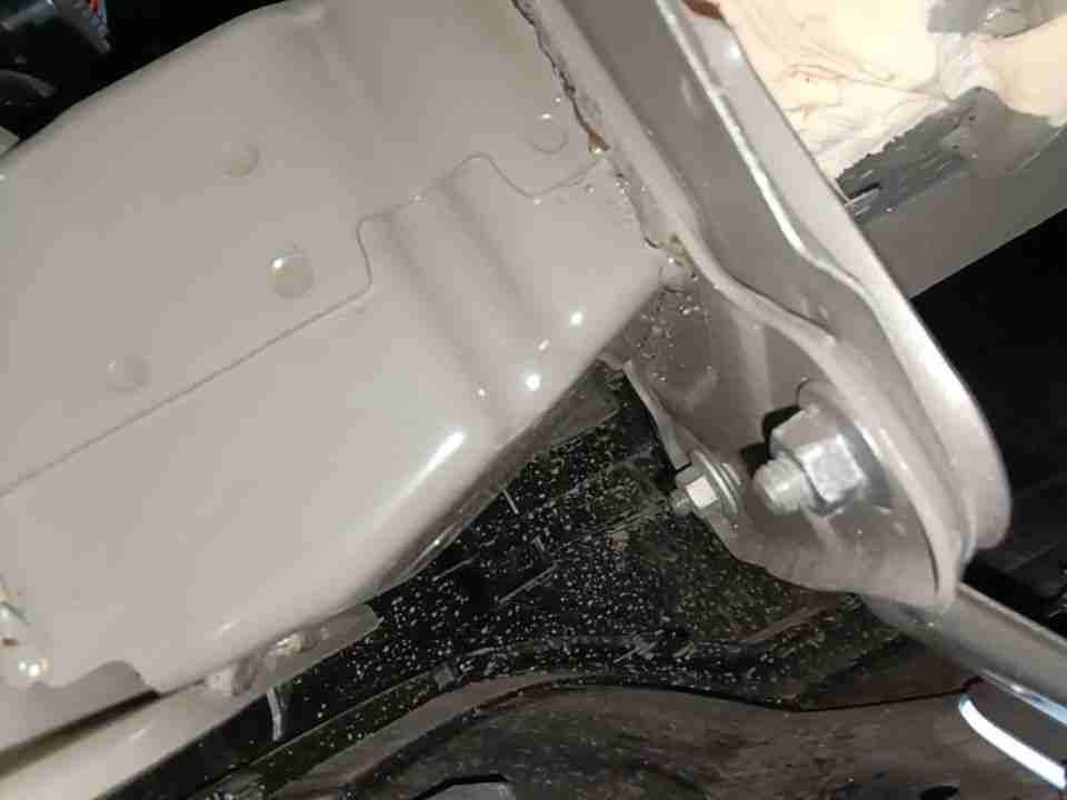 后防撞梁更换痕迹实拍