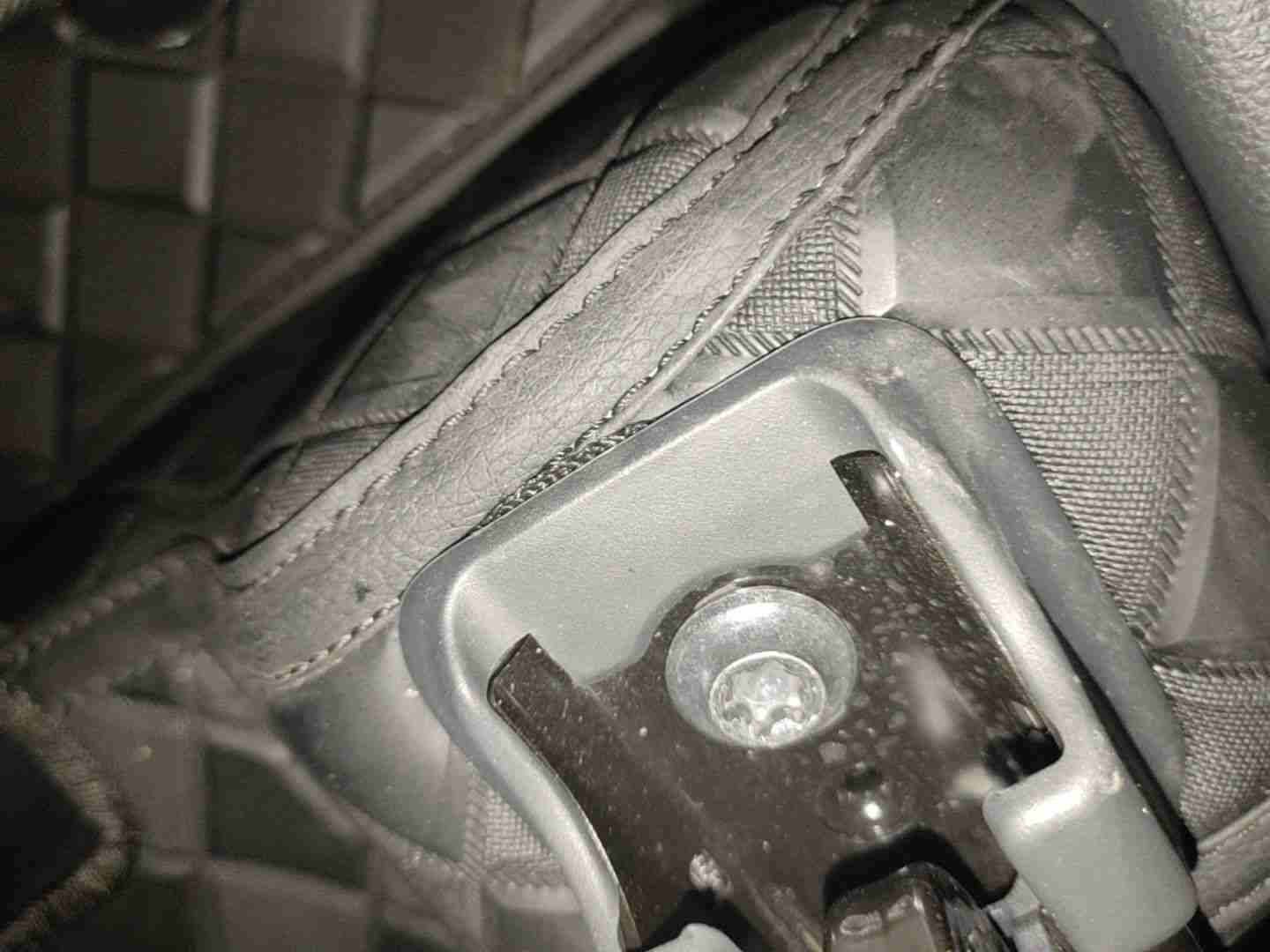 右前座椅滑轨拆卸痕迹实拍