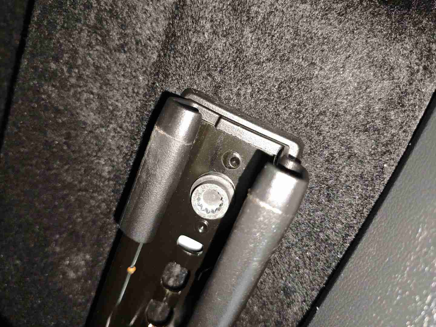 右前座椅滑轨拆卸痕迹实拍